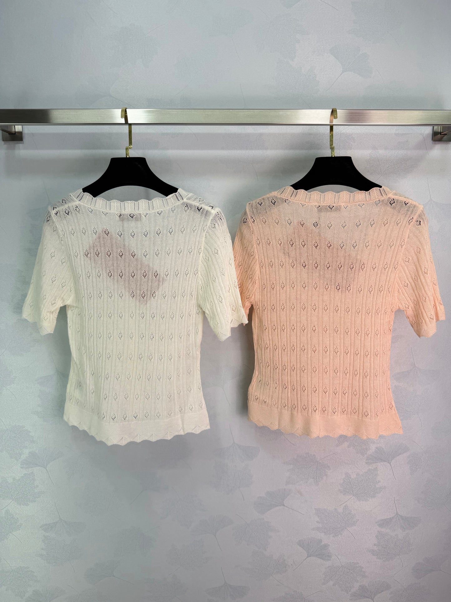 26SS NEU Strickjacke mit hohlem Muster, Rüschenausschnitt und kurzen Ärmeln