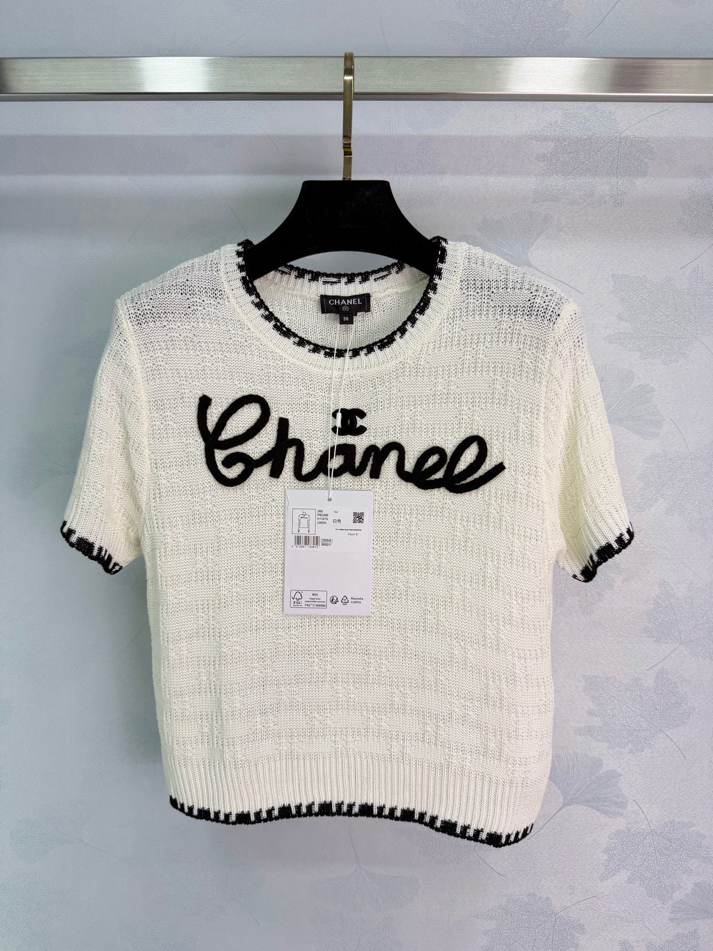26SS NEU Schwarzes gestricktes Kurzarm-T-Shirt mit gesticktem Logo auf der Brust