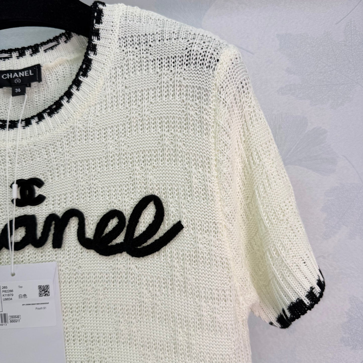 26SS NEU Schwarzes gestricktes Kurzarm-T-Shirt mit gesticktem Logo auf der Brust