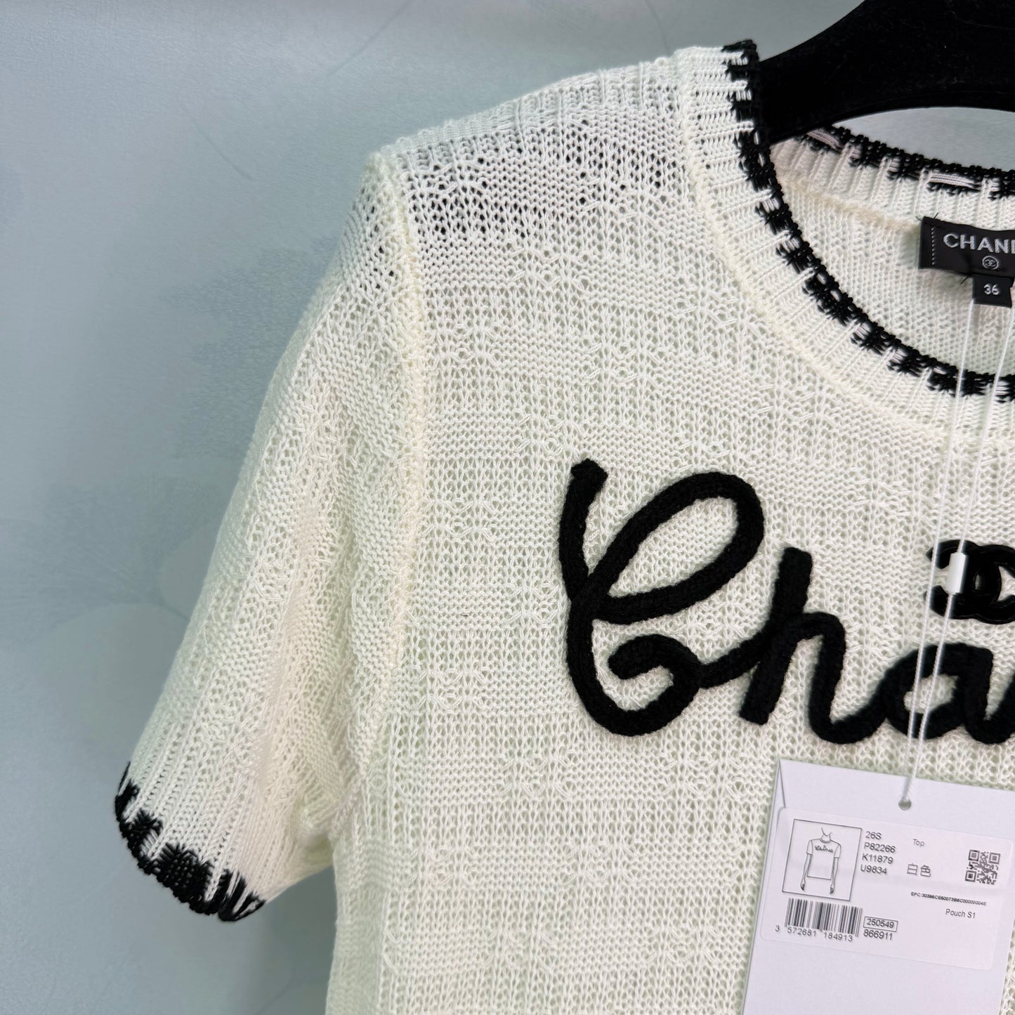 26SS NEU Schwarzes gestricktes Kurzarm-T-Shirt mit gesticktem Logo auf der Brust