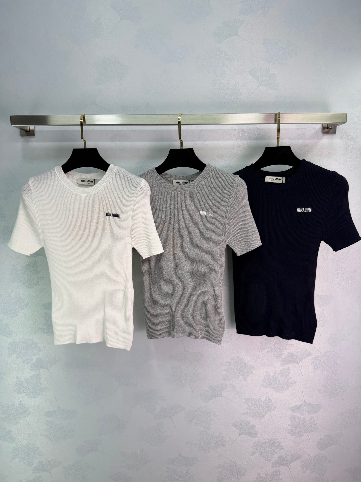 26SS NEU Brustbuchstabe gestricktes Kurzarmshirt