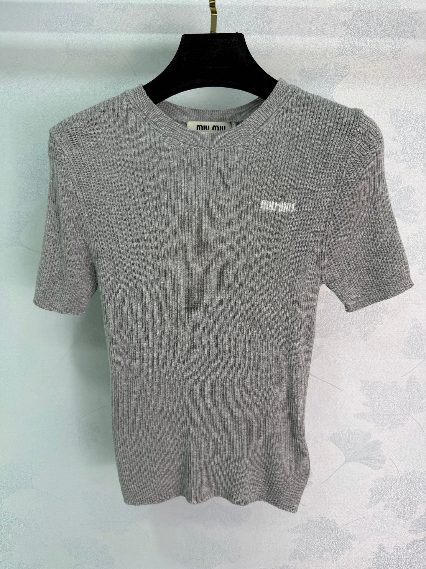 26SS NEU Brustbuchstabe gestricktes Kurzarmshirt