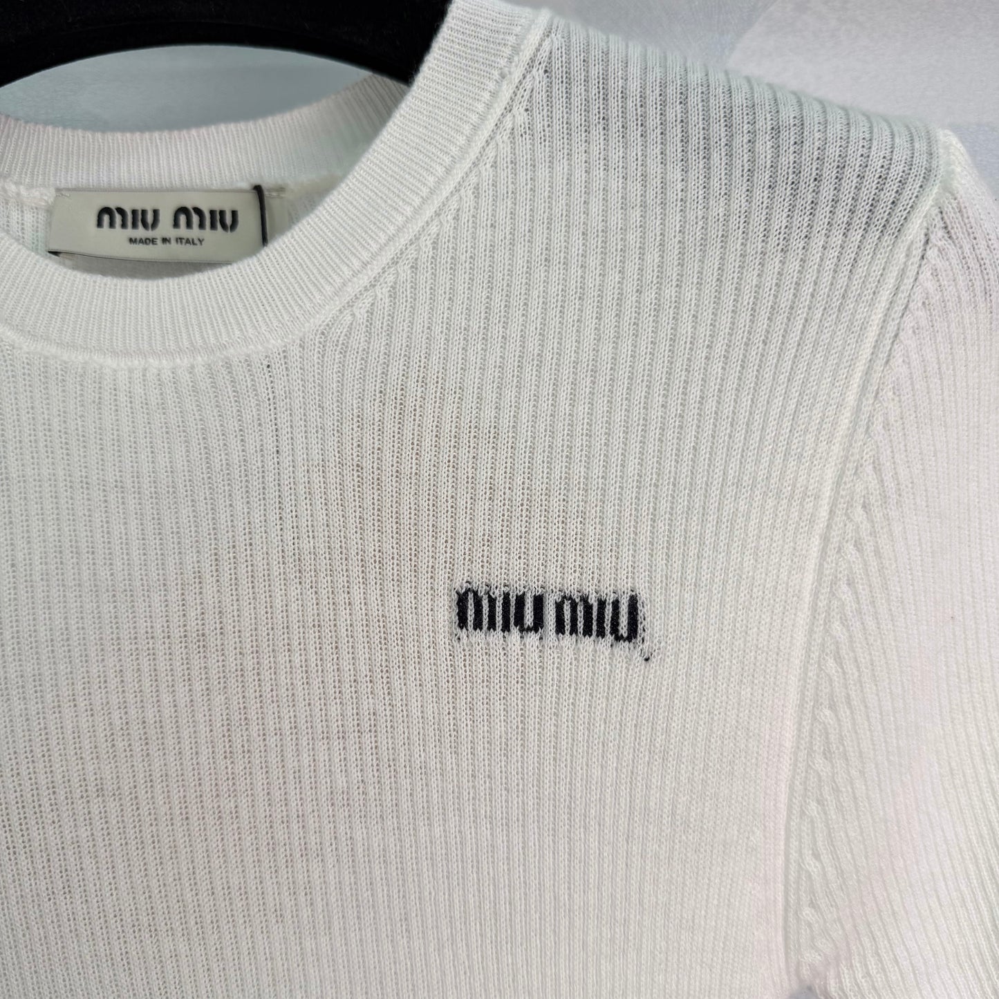 26SS NEU Brustbuchstabe gestricktes Kurzarmshirt