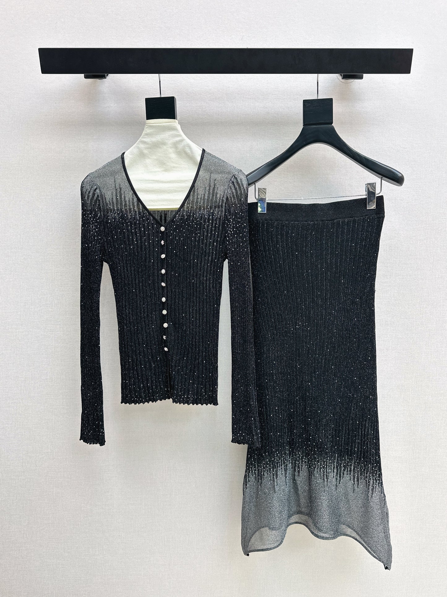 26SS NEW Hot diamond V-neck slim-fitting sweater + high-waisted skirt suit