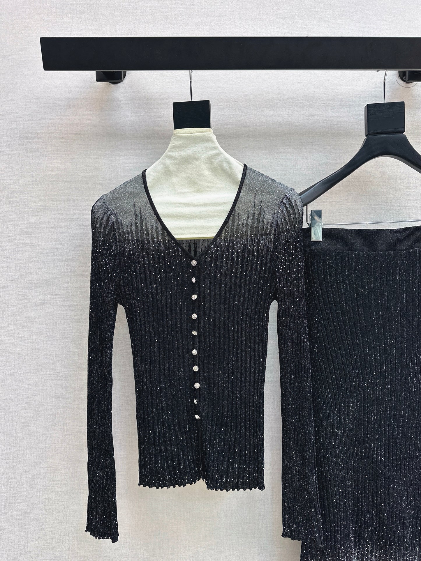 26SS NEW Hot diamond V-neck slim-fitting sweater + high-waisted skirt suit