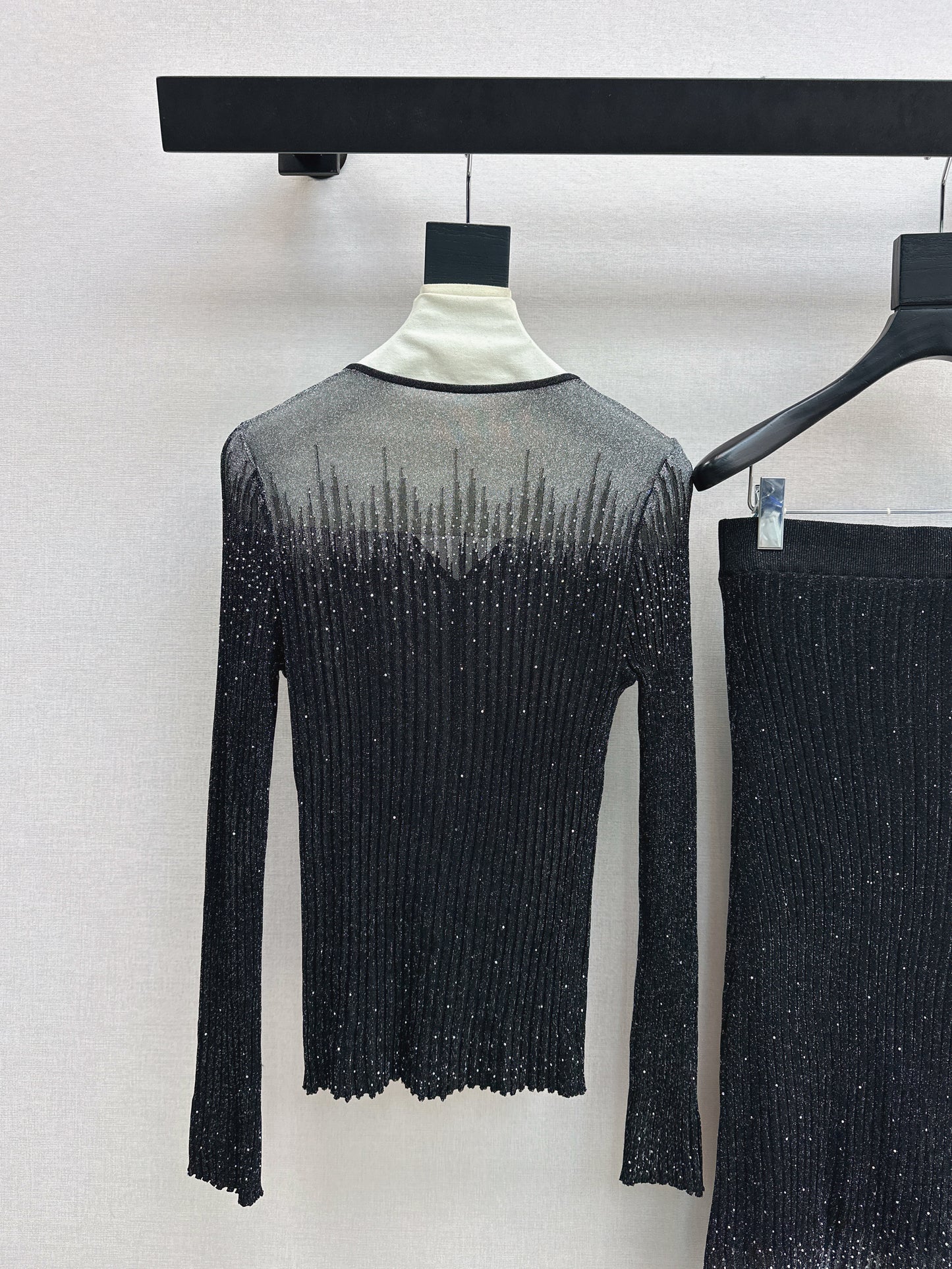 26SS NEW Hot diamond V-neck slim-fitting sweater + high-waisted skirt suit