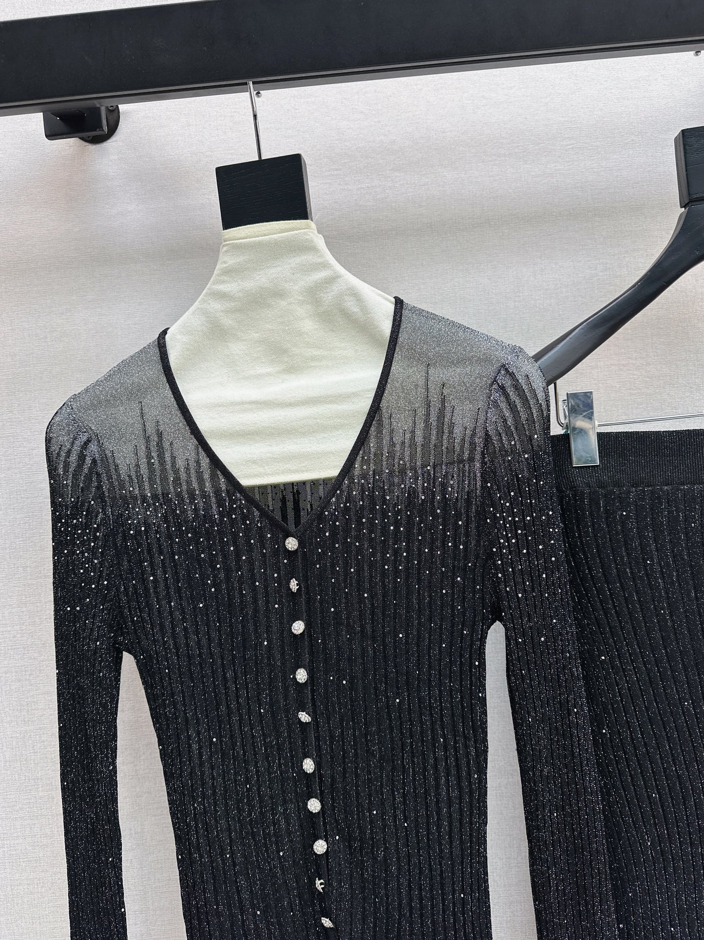 26SS NEW Hot diamond V-neck slim-fitting sweater + high-waisted skirt suit