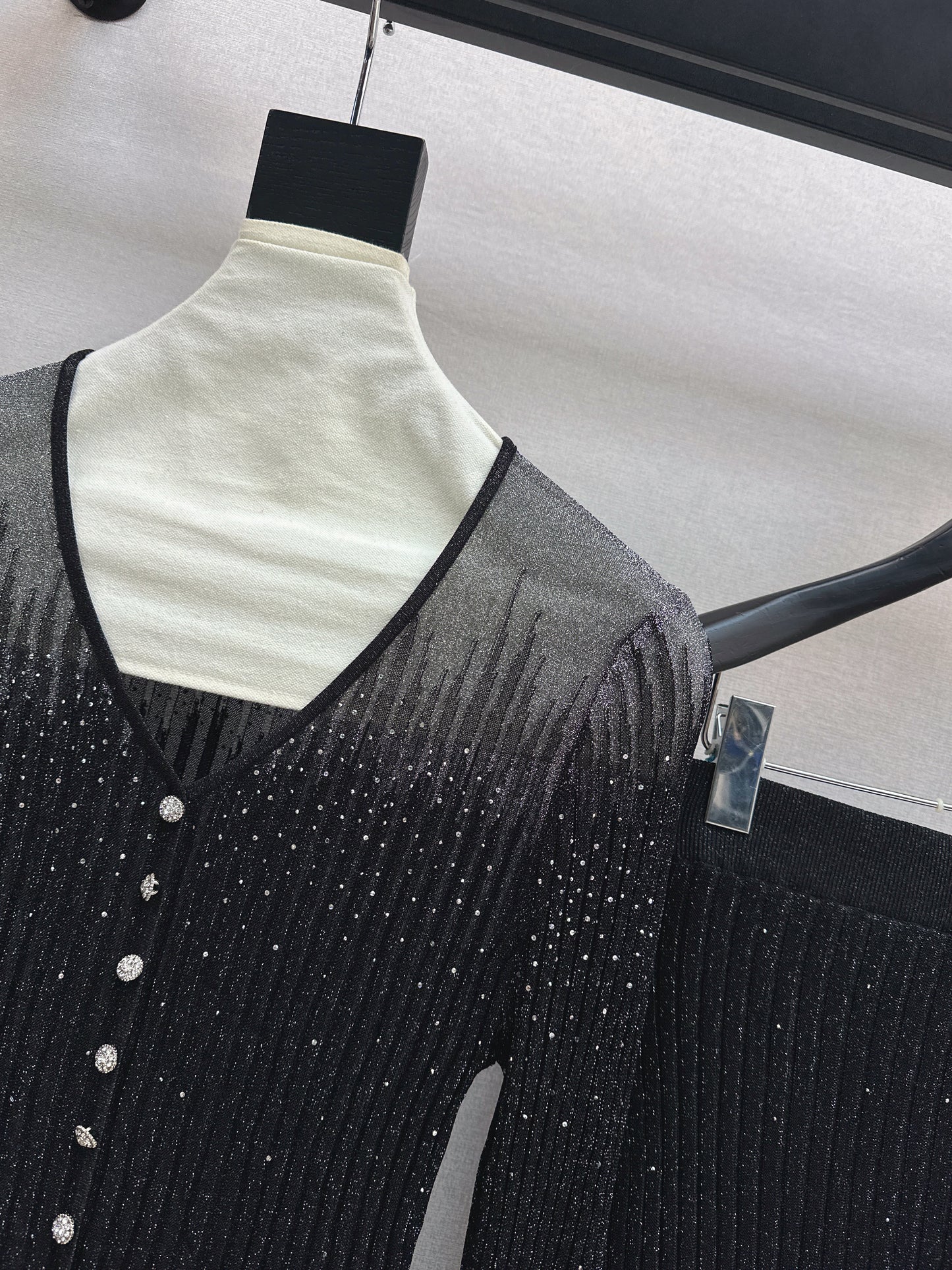 26SS NEW Hot diamond V-neck slim-fitting sweater + high-waisted skirt suit