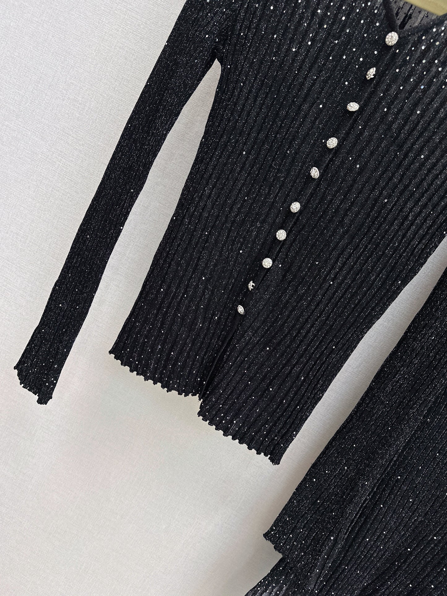 26SS NEW Hot diamond V-neck slim-fitting sweater + high-waisted skirt suit