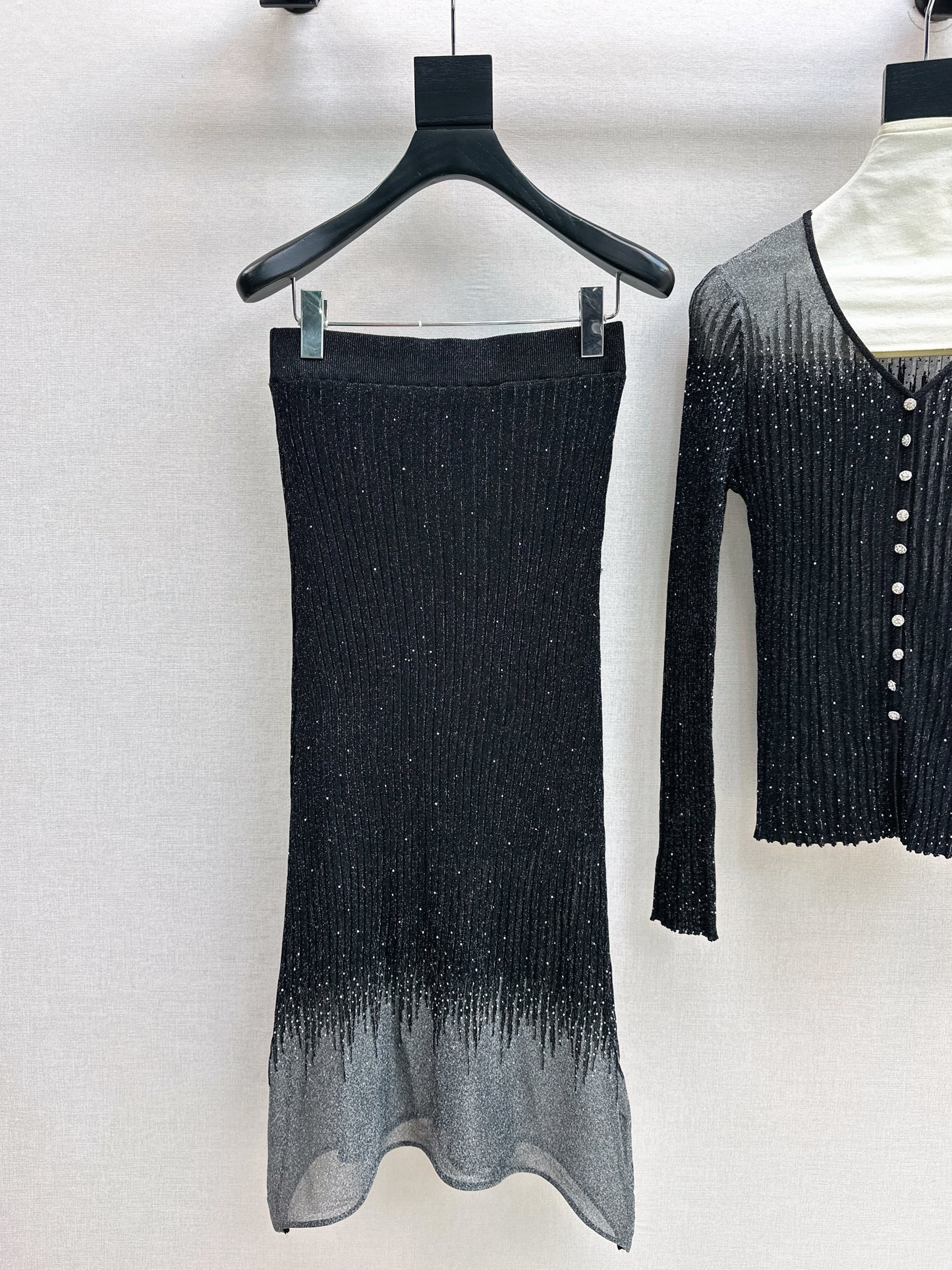 26SS NEW Hot diamond V-neck slim-fitting sweater + high-waisted skirt suit