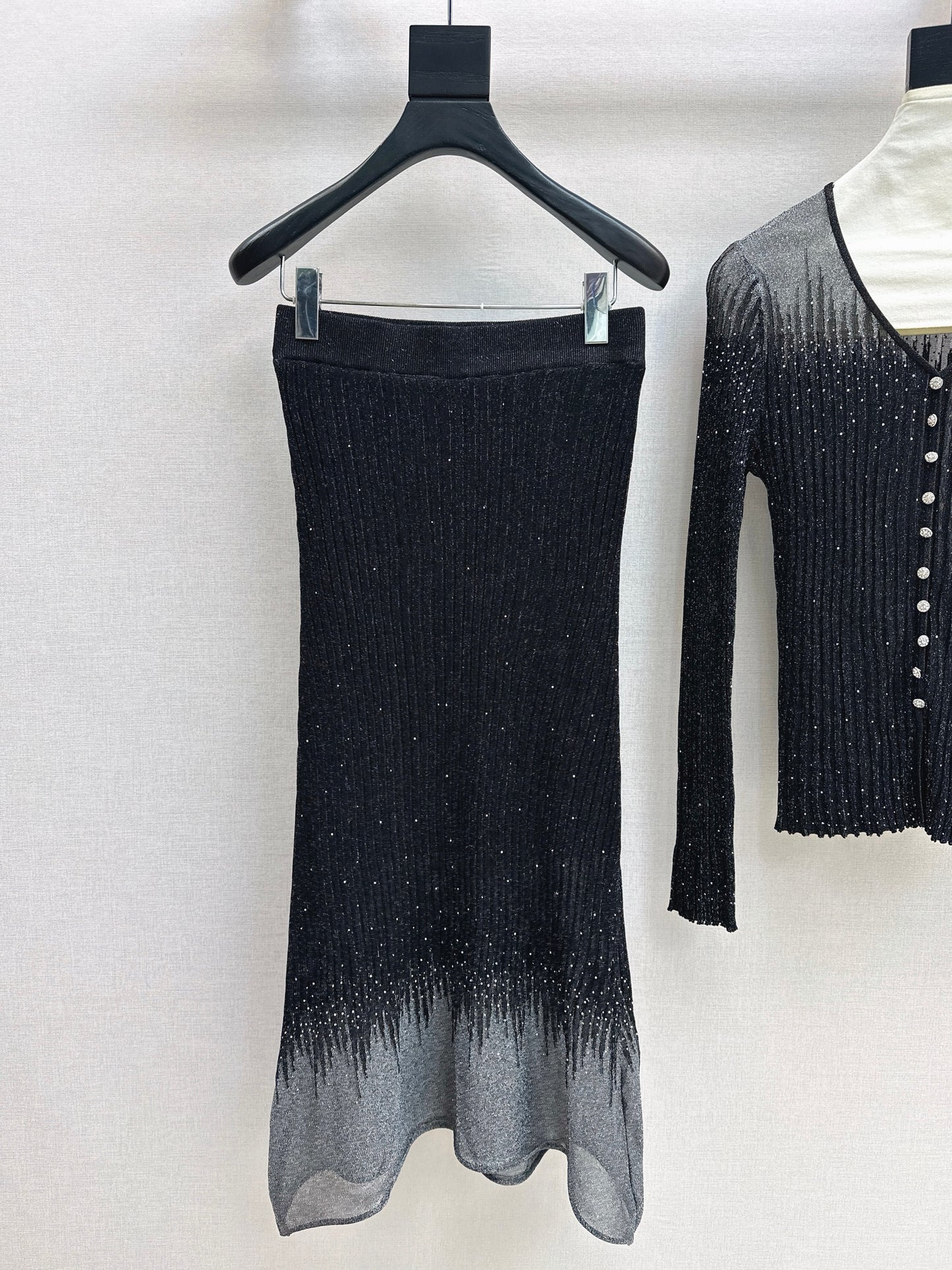 26SS NEW Hot diamond V-neck slim-fitting sweater + high-waisted skirt suit