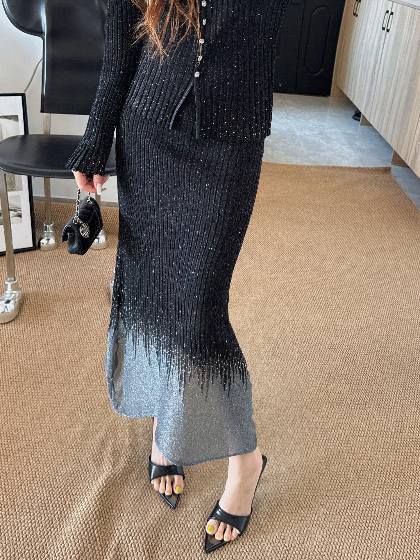 26SS NEW Hot diamond V-neck slim-fitting sweater + high-waisted skirt suit