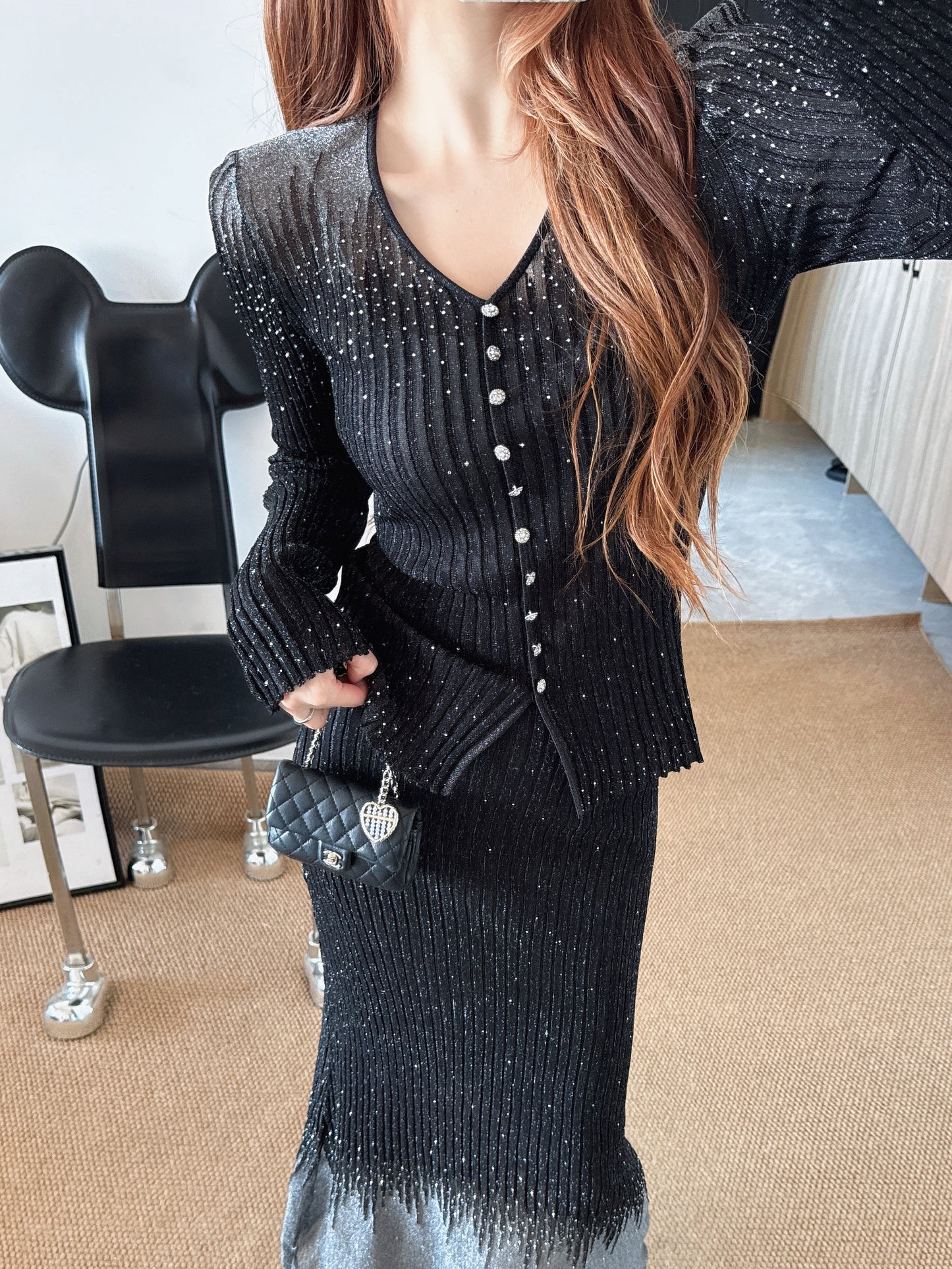 26SS NEW Hot diamond V-neck slim-fitting sweater + high-waisted skirt suit
