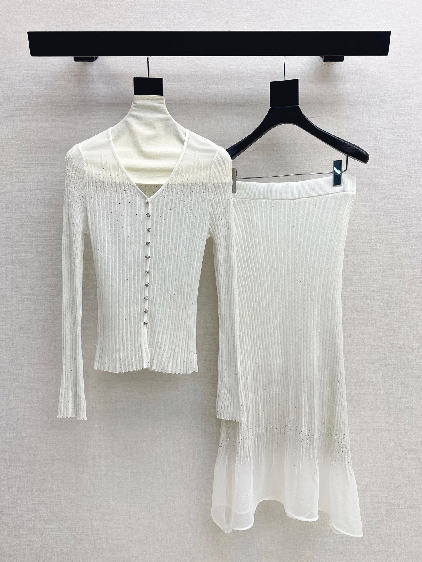 26SS NEW Hot diamond V-neck slim-fitting sweater + high-waisted skirt suit