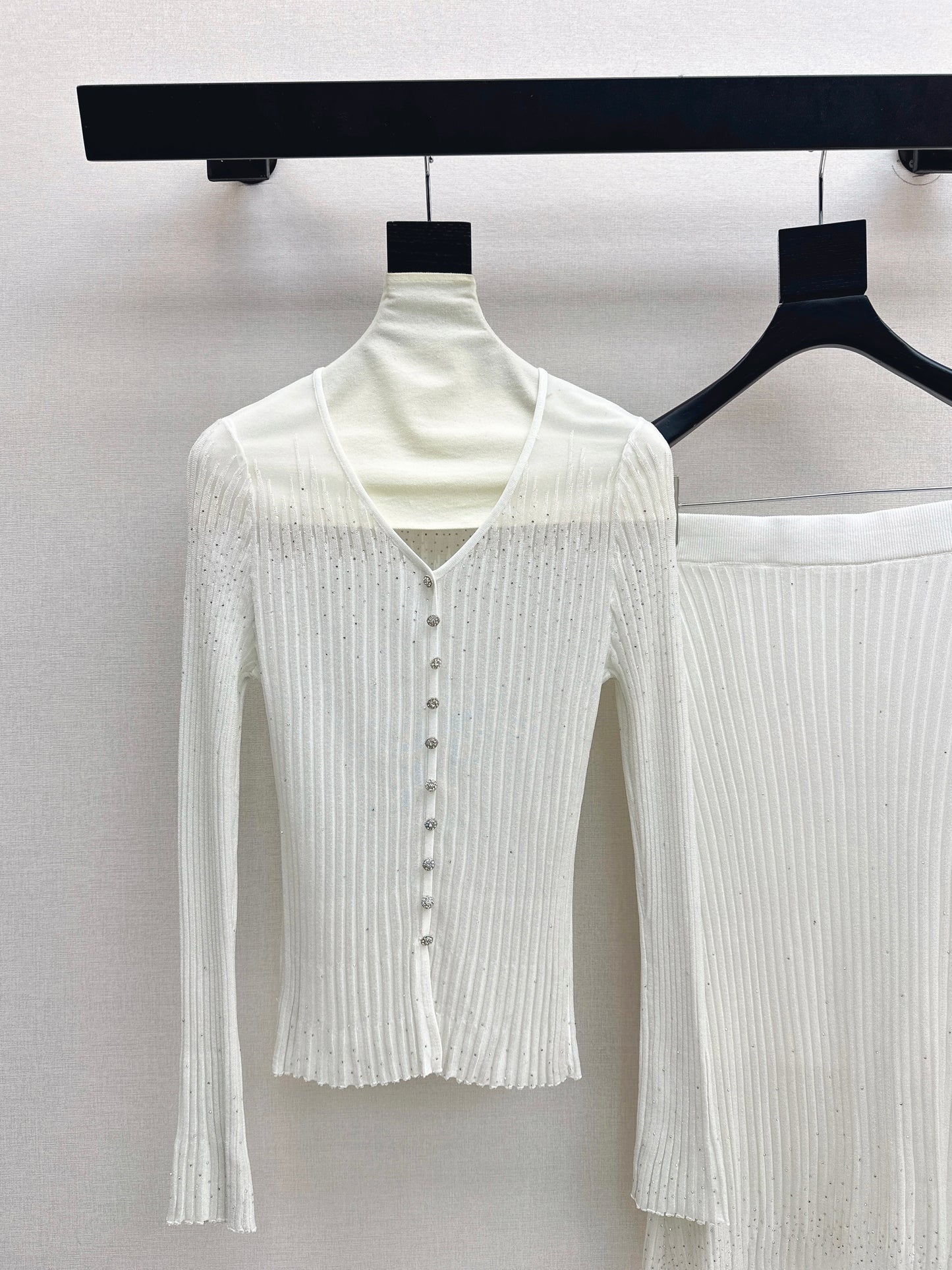 26SS NEW Hot diamond V-neck slim-fitting sweater + high-waisted skirt suit