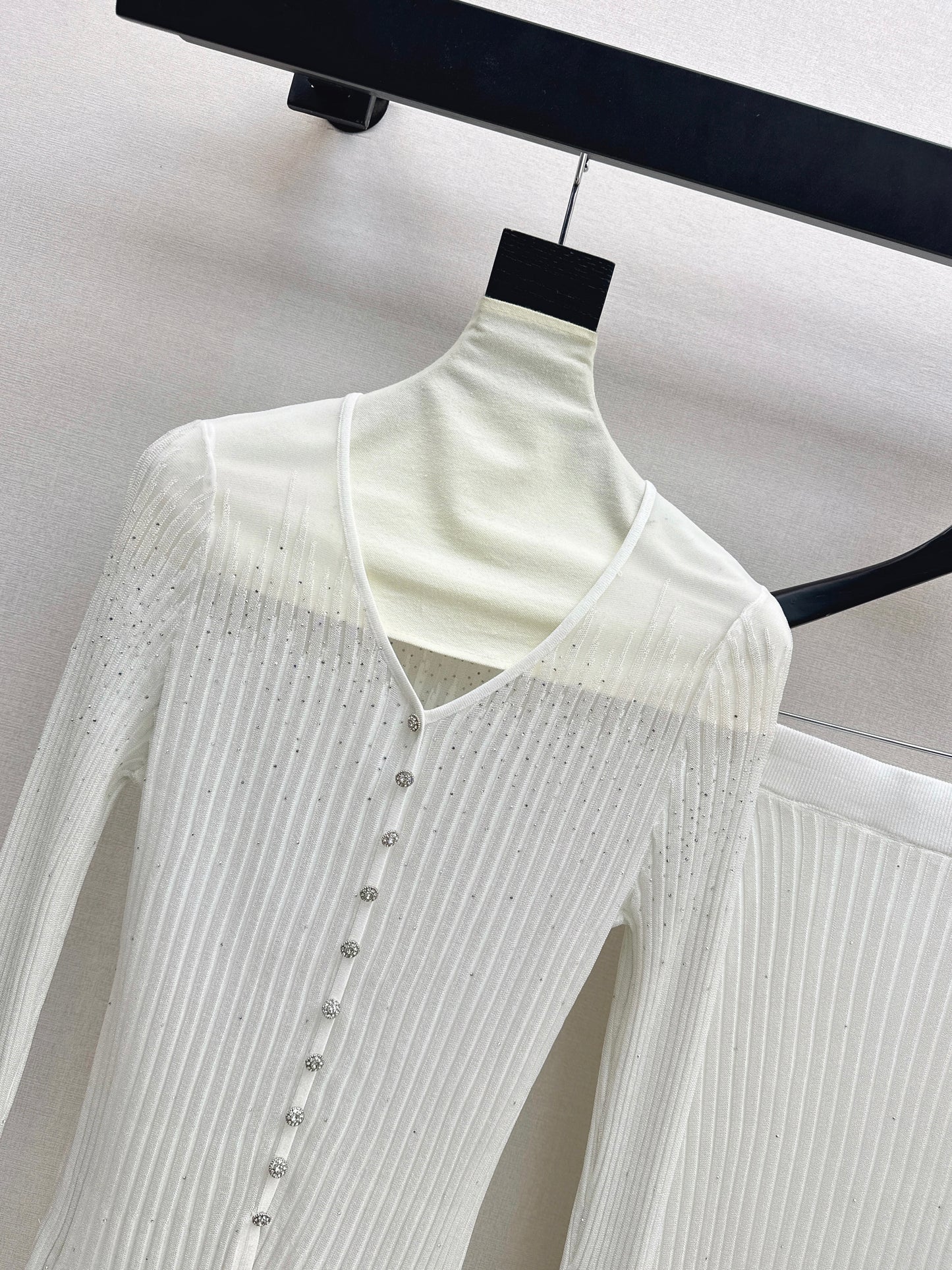 26SS NEW Hot diamond V-neck slim-fitting sweater + high-waisted skirt suit