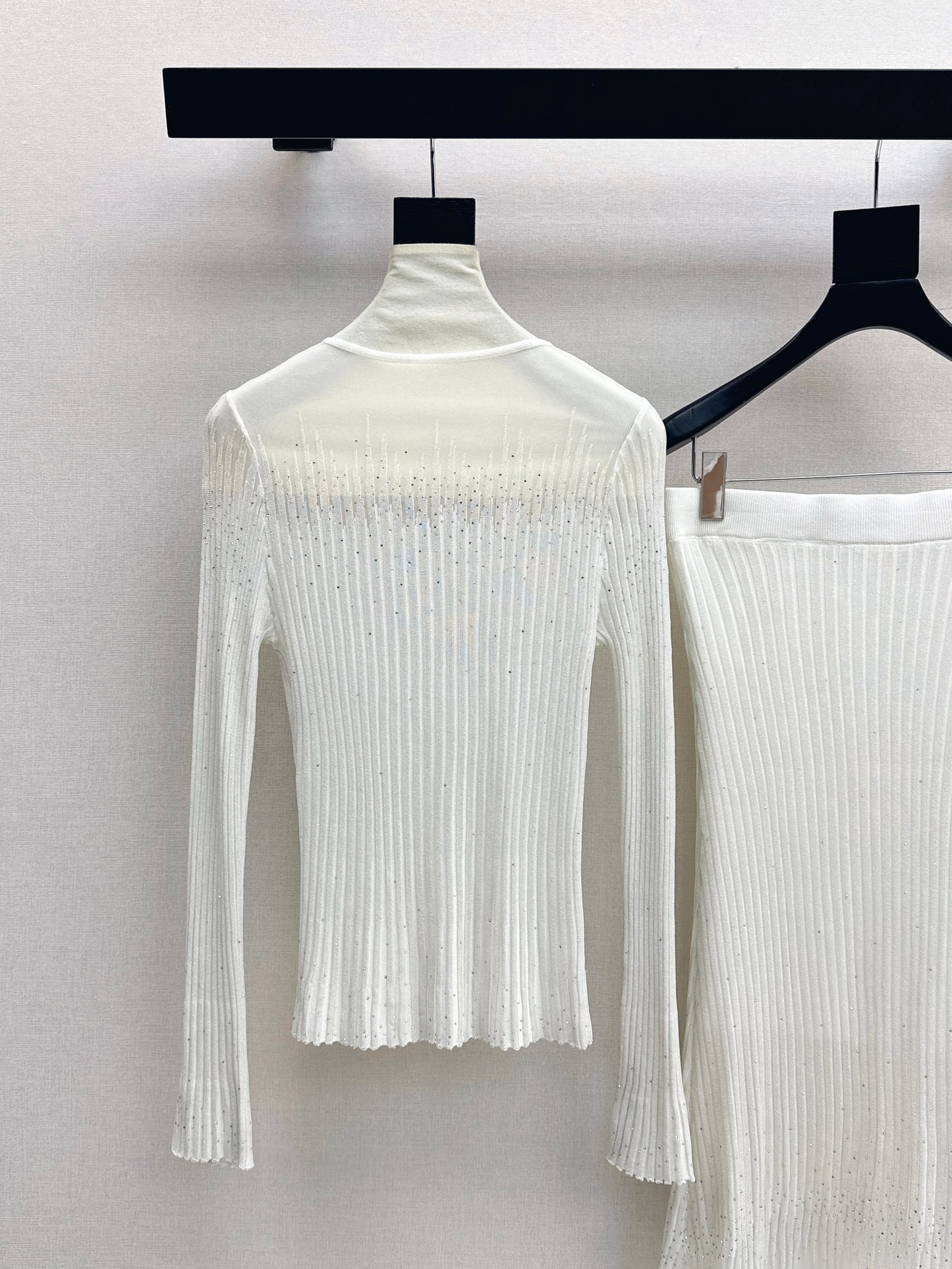 26SS NEW Hot diamond V-neck slim-fitting sweater + high-waisted skirt suit