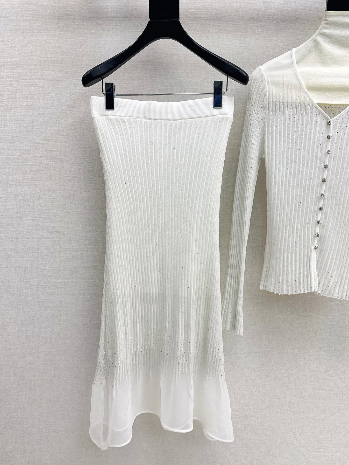 26SS NEW Hot diamond V-neck slim-fitting sweater + high-waisted skirt suit
