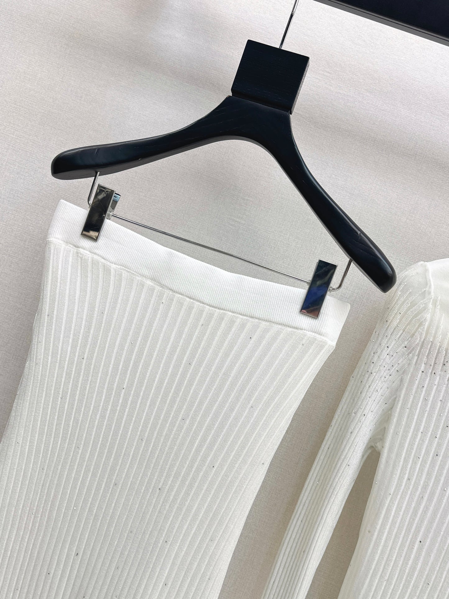 26SS NEW Hot diamond V-neck slim-fitting sweater + high-waisted skirt suit