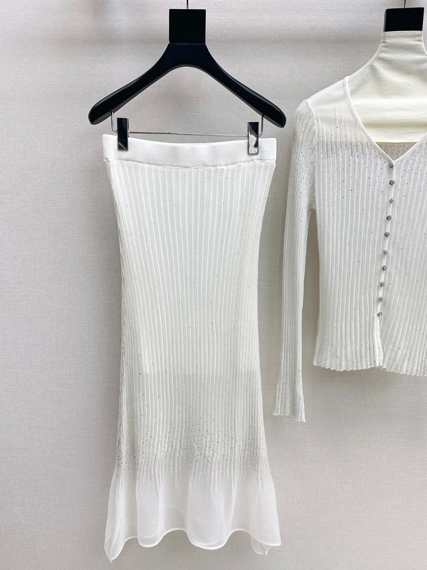 26SS NEW Hot diamond V-neck slim-fitting sweater + high-waisted skirt suit