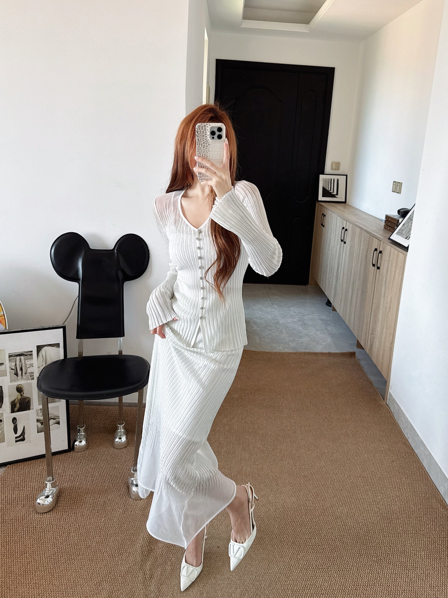 26SS NEW Hot diamond V-neck slim-fitting sweater + high-waisted skirt suit