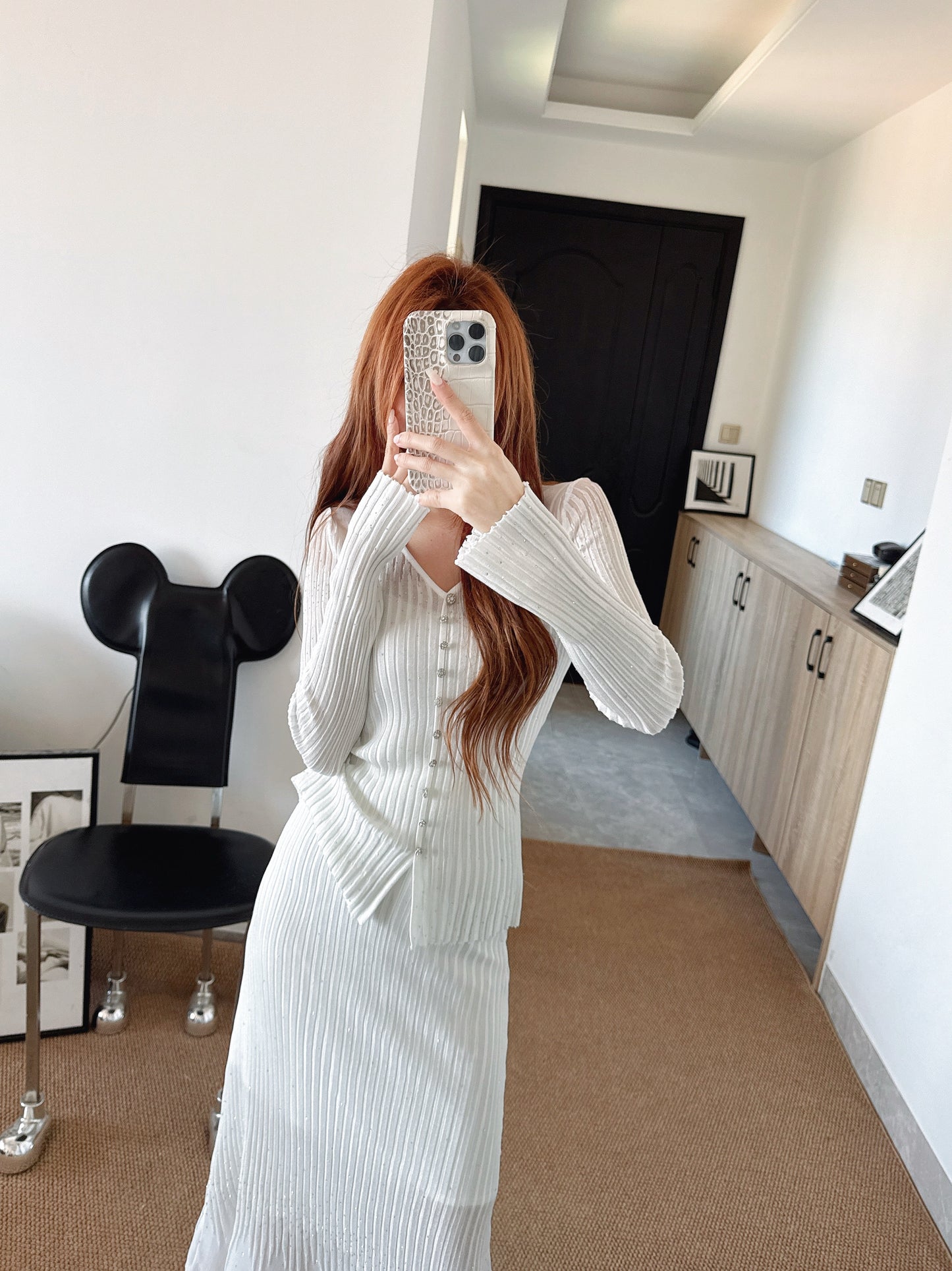26SS NEW Hot diamond V-neck slim-fitting sweater + high-waisted skirt suit