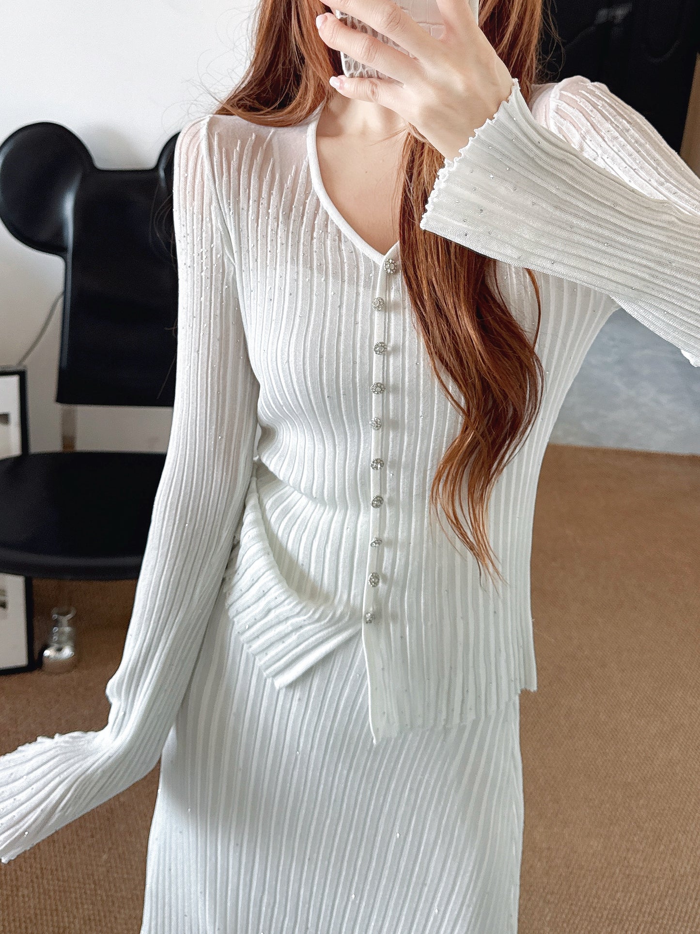 26SS NEW Hot diamond V-neck slim-fitting sweater + high-waisted skirt suit