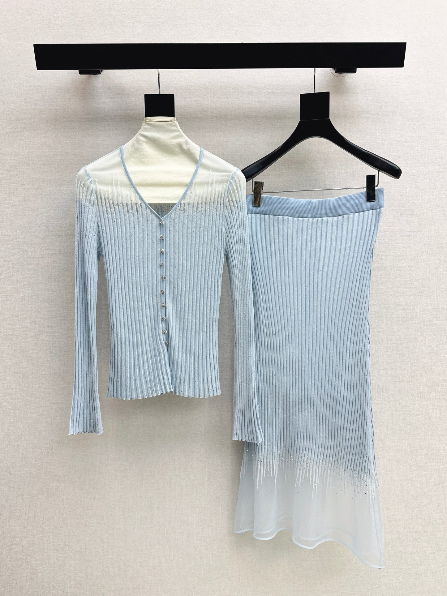 26SS NEW Hot diamond V-neck slim-fitting sweater + high-waisted skirt suit