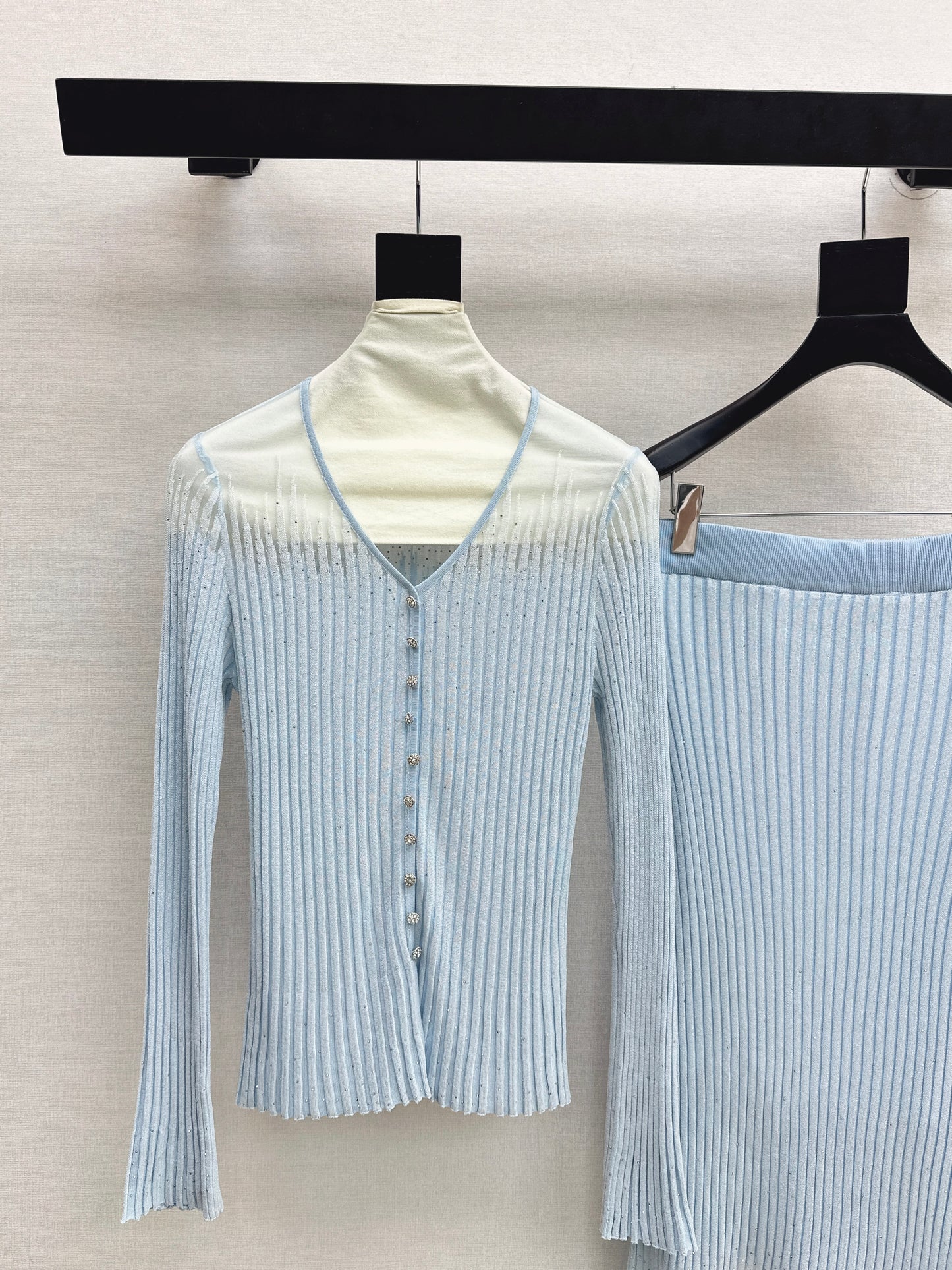 26SS NEW Hot diamond V-neck slim-fitting sweater + high-waisted skirt suit