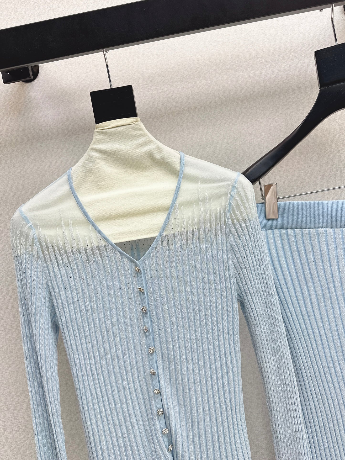 26SS NEW Hot diamond V-neck slim-fitting sweater + high-waisted skirt suit