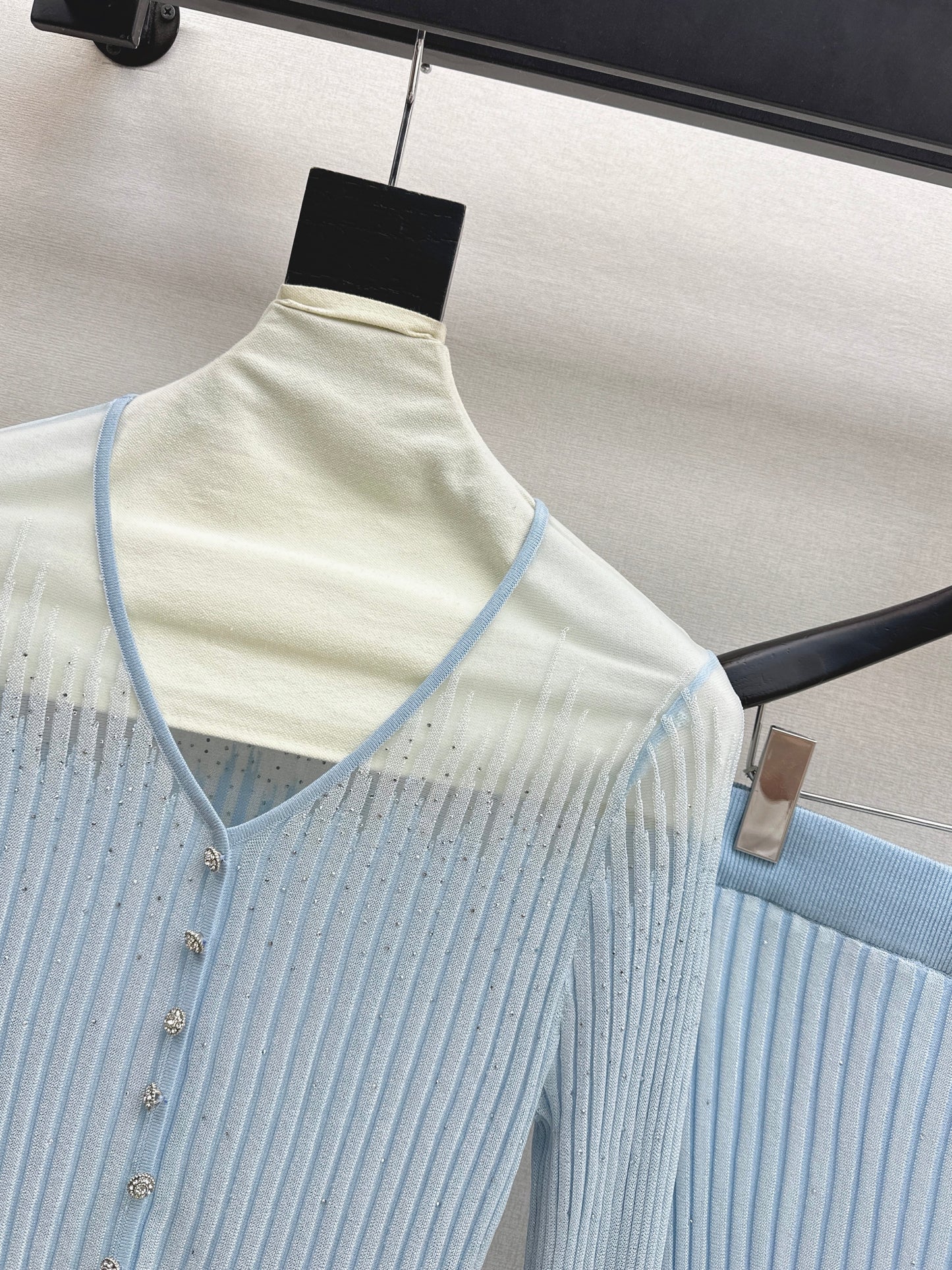 26SS NEW Hot diamond V-neck slim-fitting sweater + high-waisted skirt suit