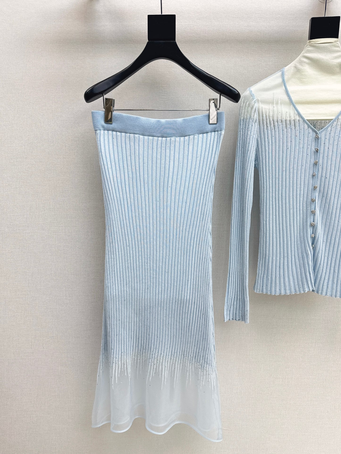 26SS NEW Hot diamond V-neck slim-fitting sweater + high-waisted skirt suit