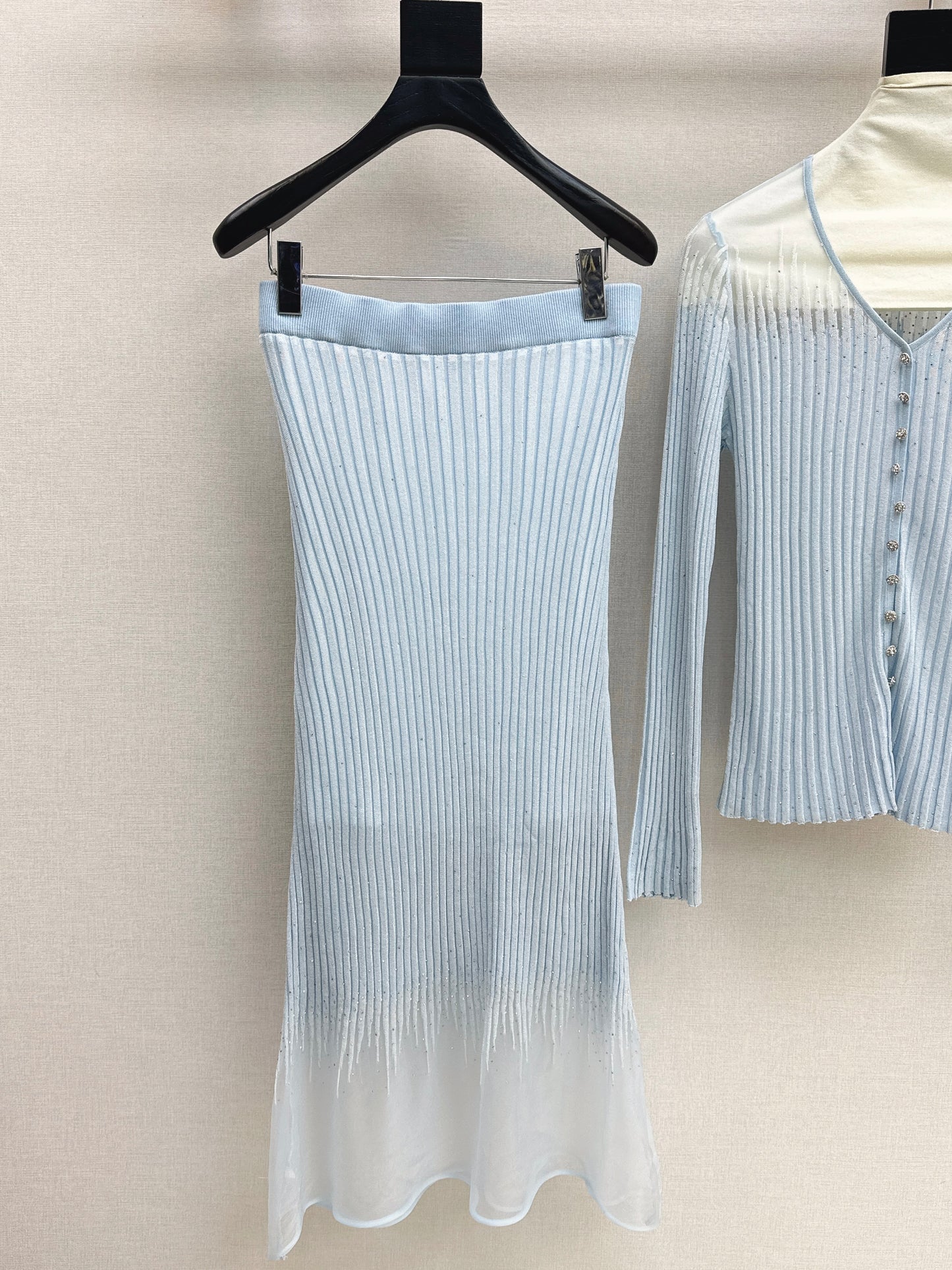 26SS NEW Hot diamond V-neck slim-fitting sweater + high-waisted skirt suit