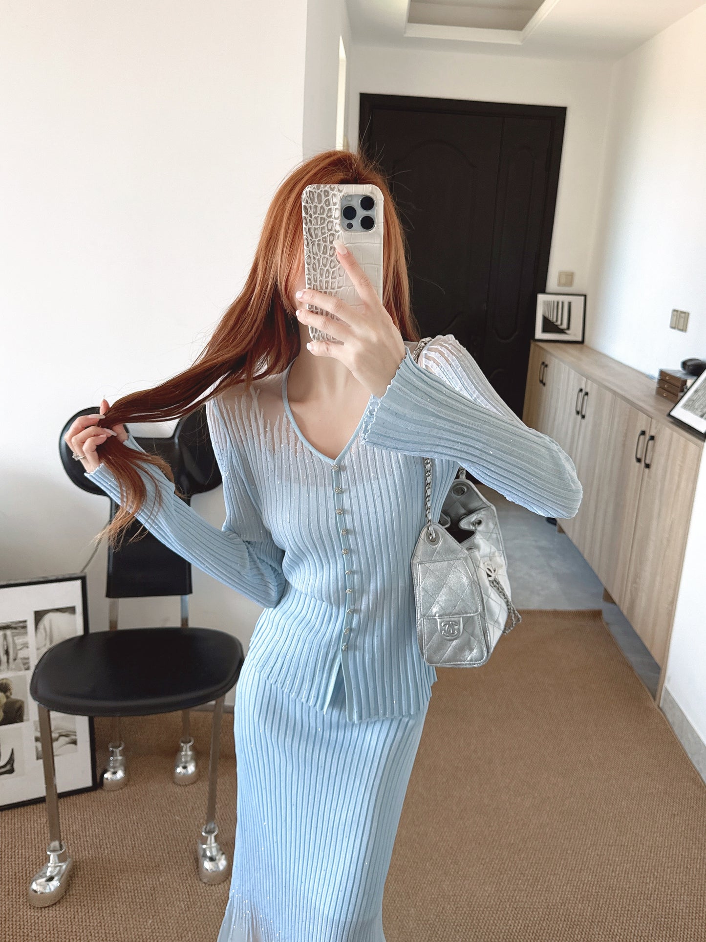 26SS NEW Hot diamond V-neck slim-fitting sweater + high-waisted skirt suit
