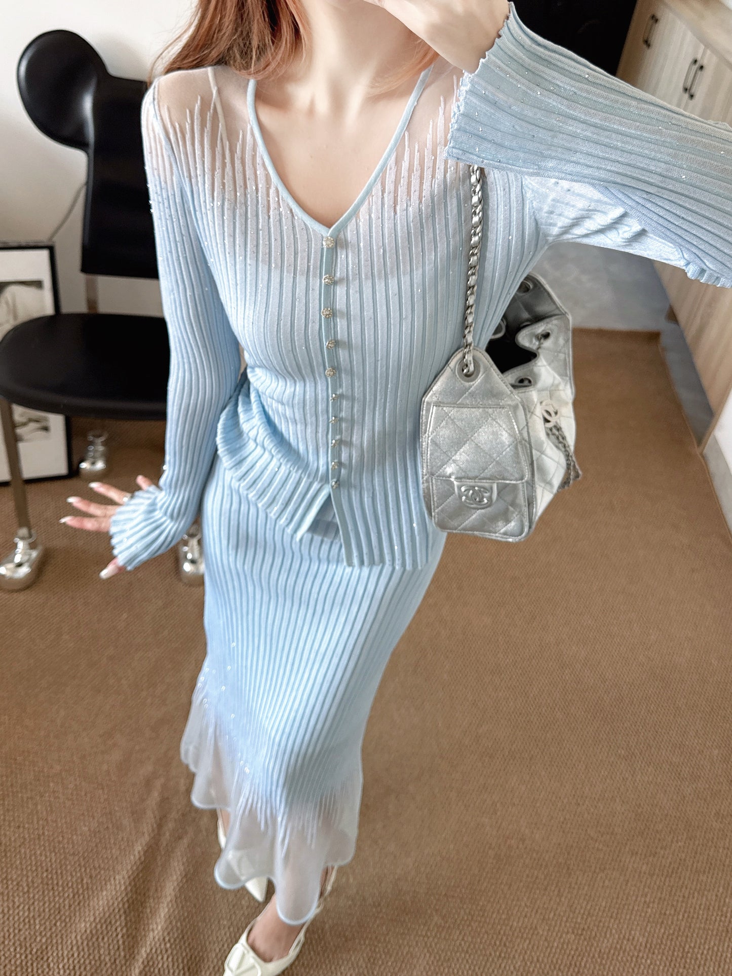 26SS NEW Hot diamond V-neck slim-fitting sweater + high-waisted skirt suit