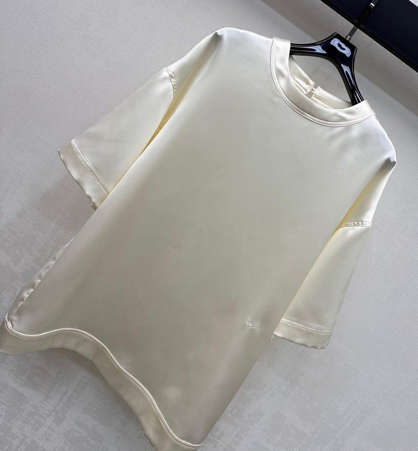 26SS NEUES Twill dickes Silhouetten-T-Shirt aus Satinmaterial