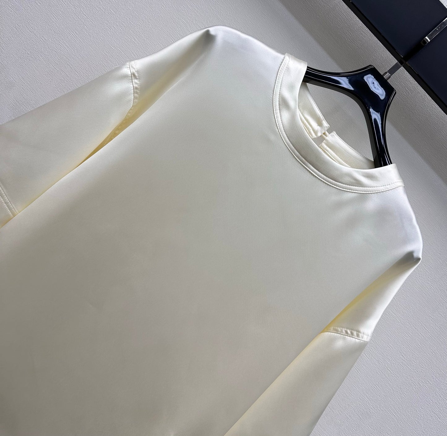 26SS NEUES Twill dickes Silhouetten-T-Shirt aus Satinmaterial