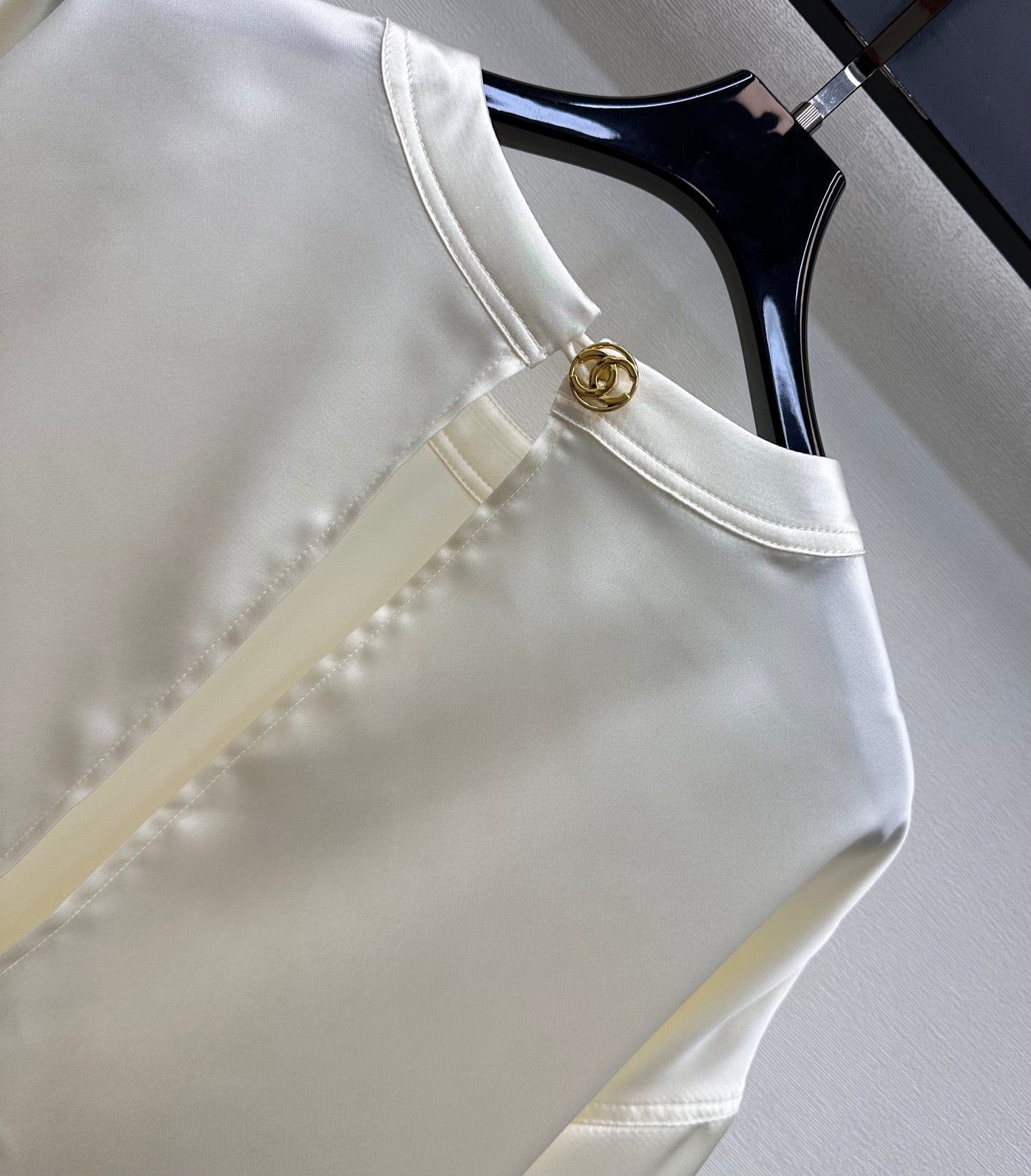 26SS NEUES Twill dickes Silhouetten-T-Shirt aus Satinmaterial