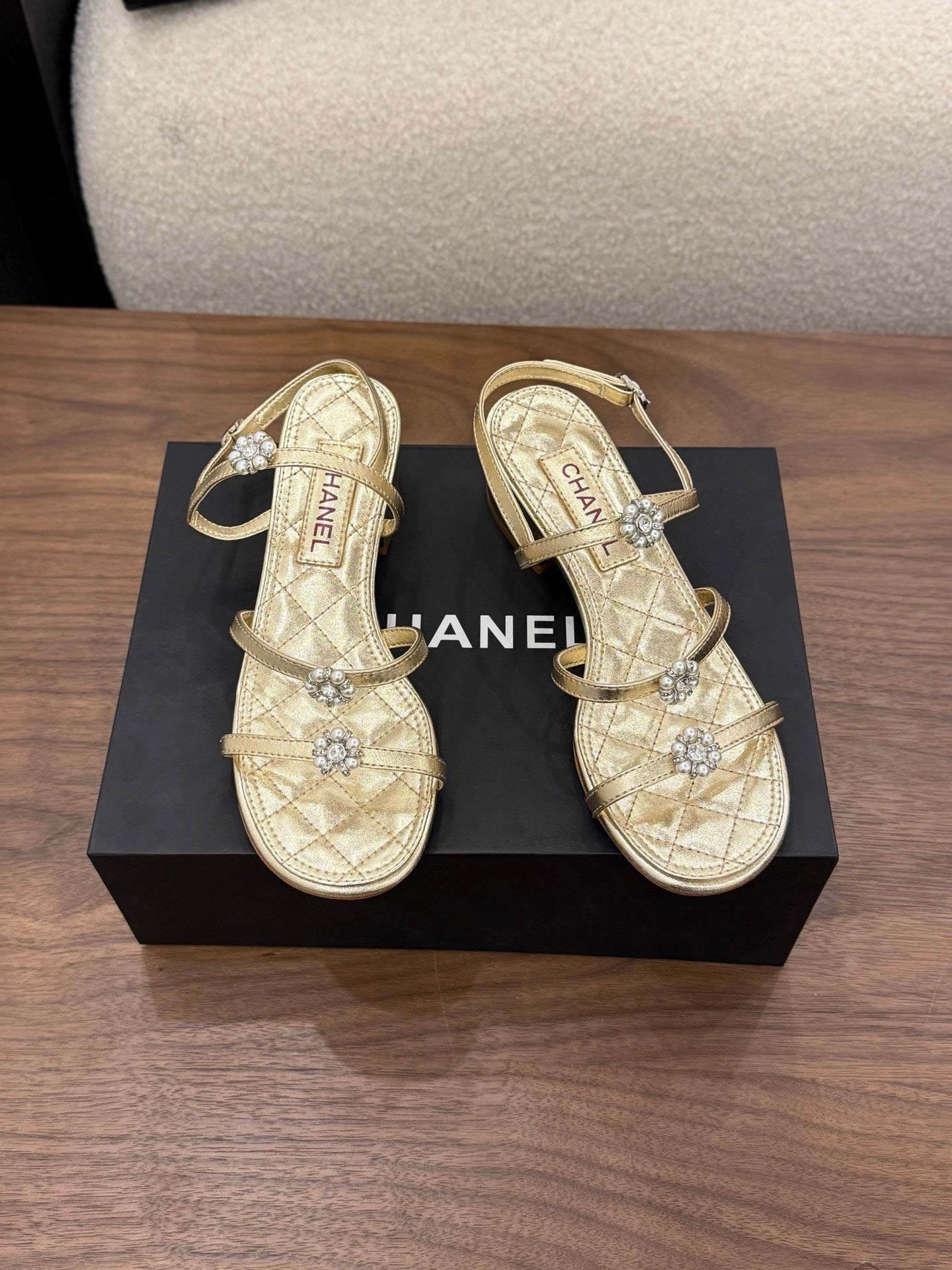26SS NEU Goldene Kamelie Perlen-Sandalen (Absatzhöhe: 4,5 cm)