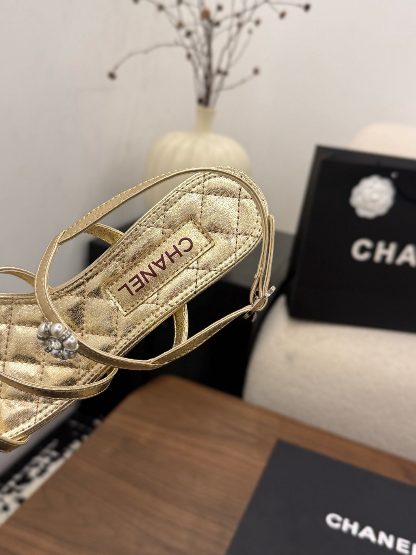 26SS NEU Goldene Kamelie Perlen-Sandalen (Absatzhöhe: 4,5 cm)