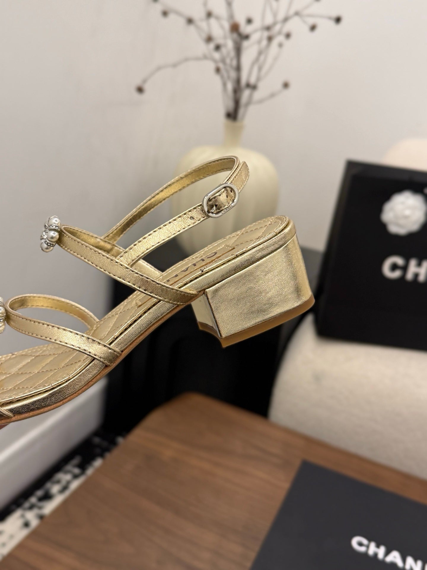 26SS NEU Goldene Kamelie Perlen-Sandalen (Absatzhöhe: 4,5 cm)