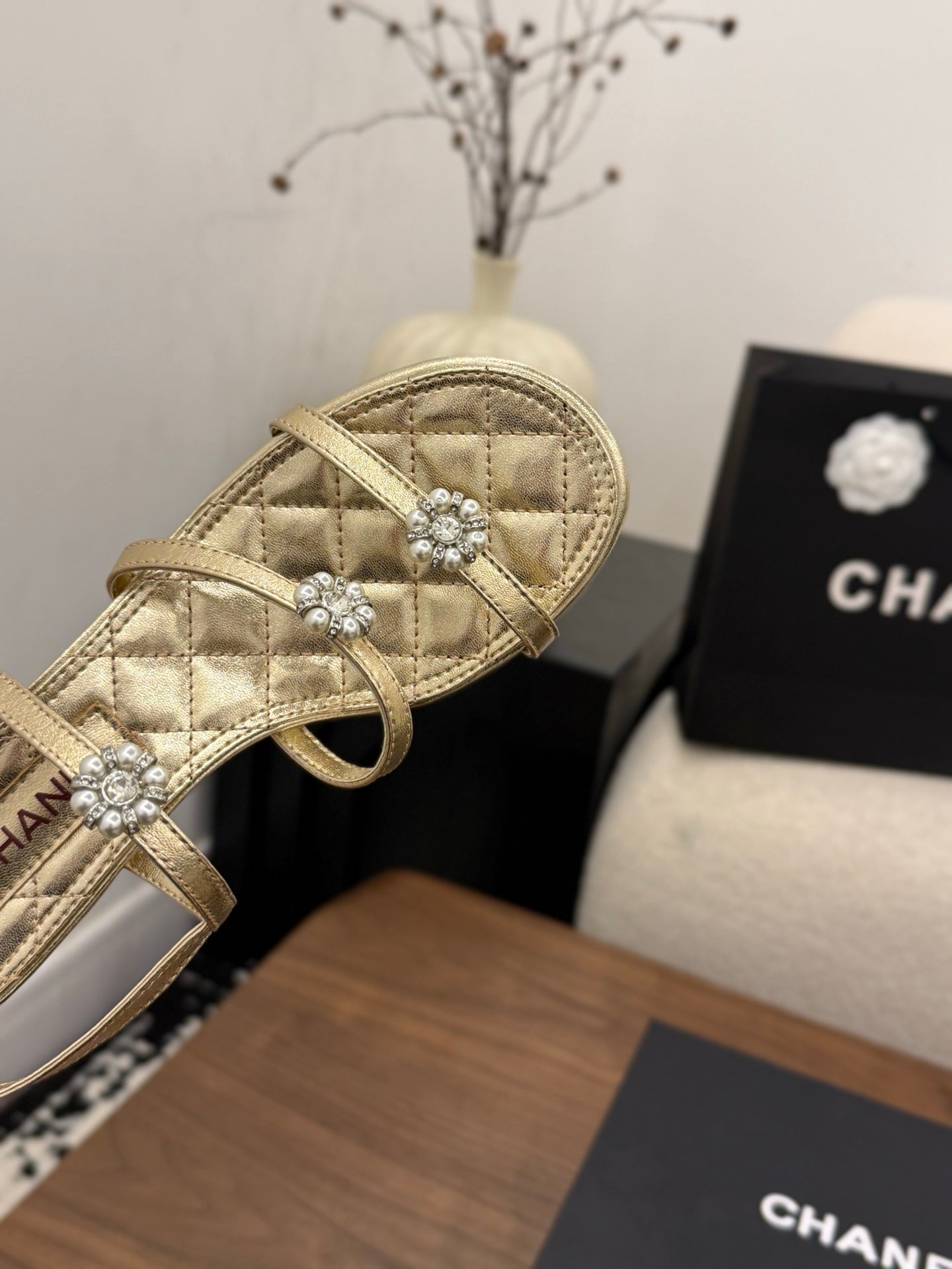 26SS NEU Goldene Kamelie Perlen-Sandalen (Absatzhöhe: 4,5 cm)