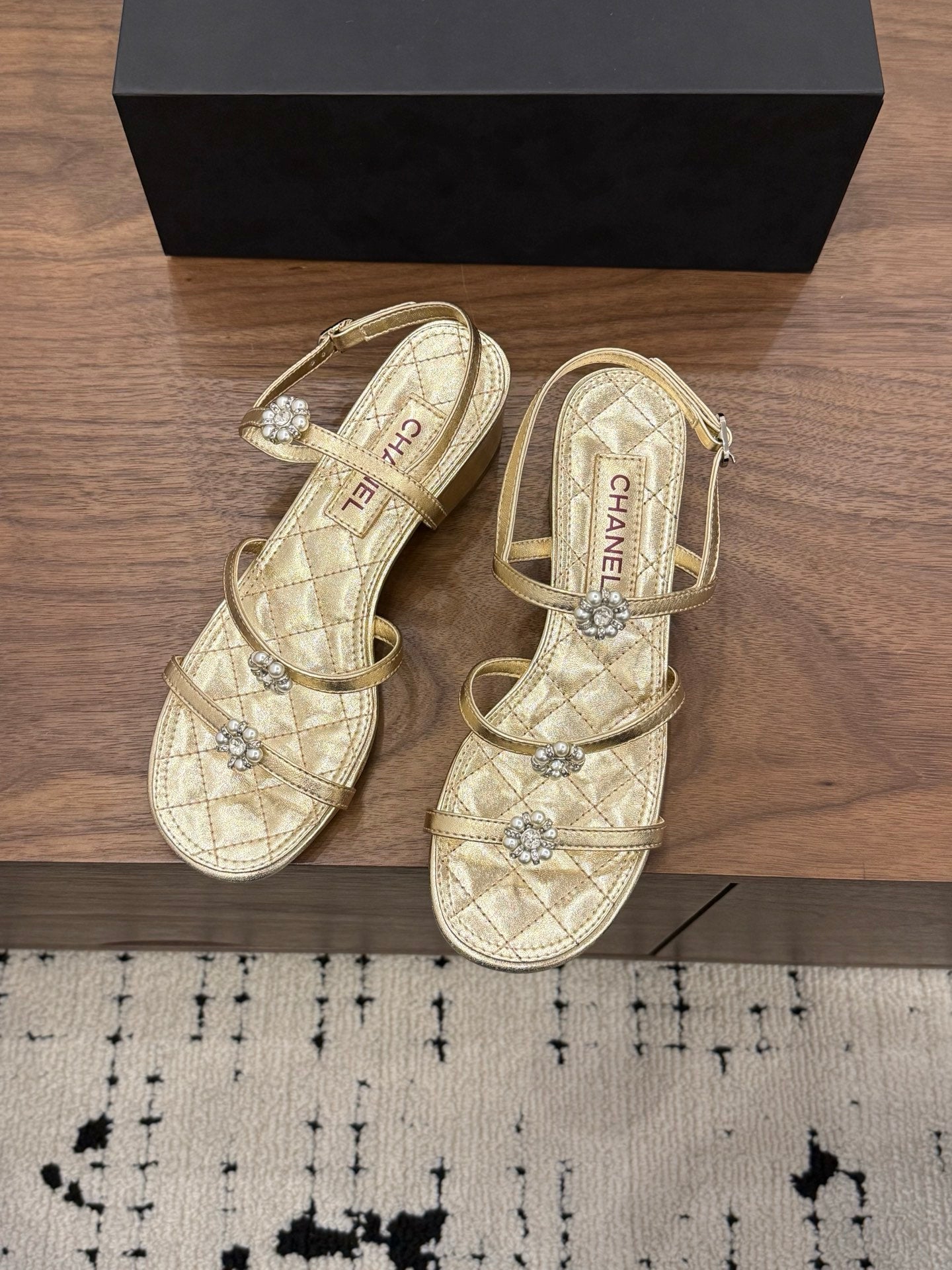 26SS NEU Goldene Kamelie Perlen-Sandalen (Absatzhöhe: 4,5 cm)
