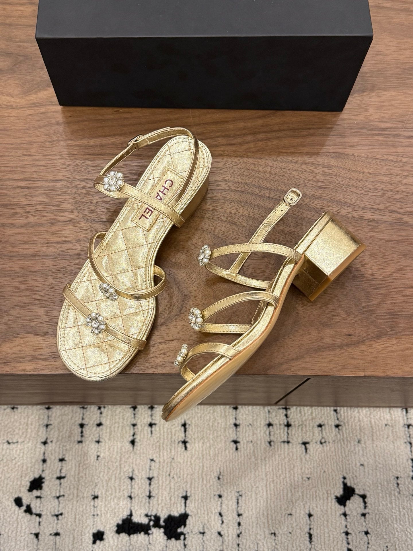 26SS NEU Goldene Kamelie Perlen-Sandalen (Absatzhöhe: 4,5 cm)