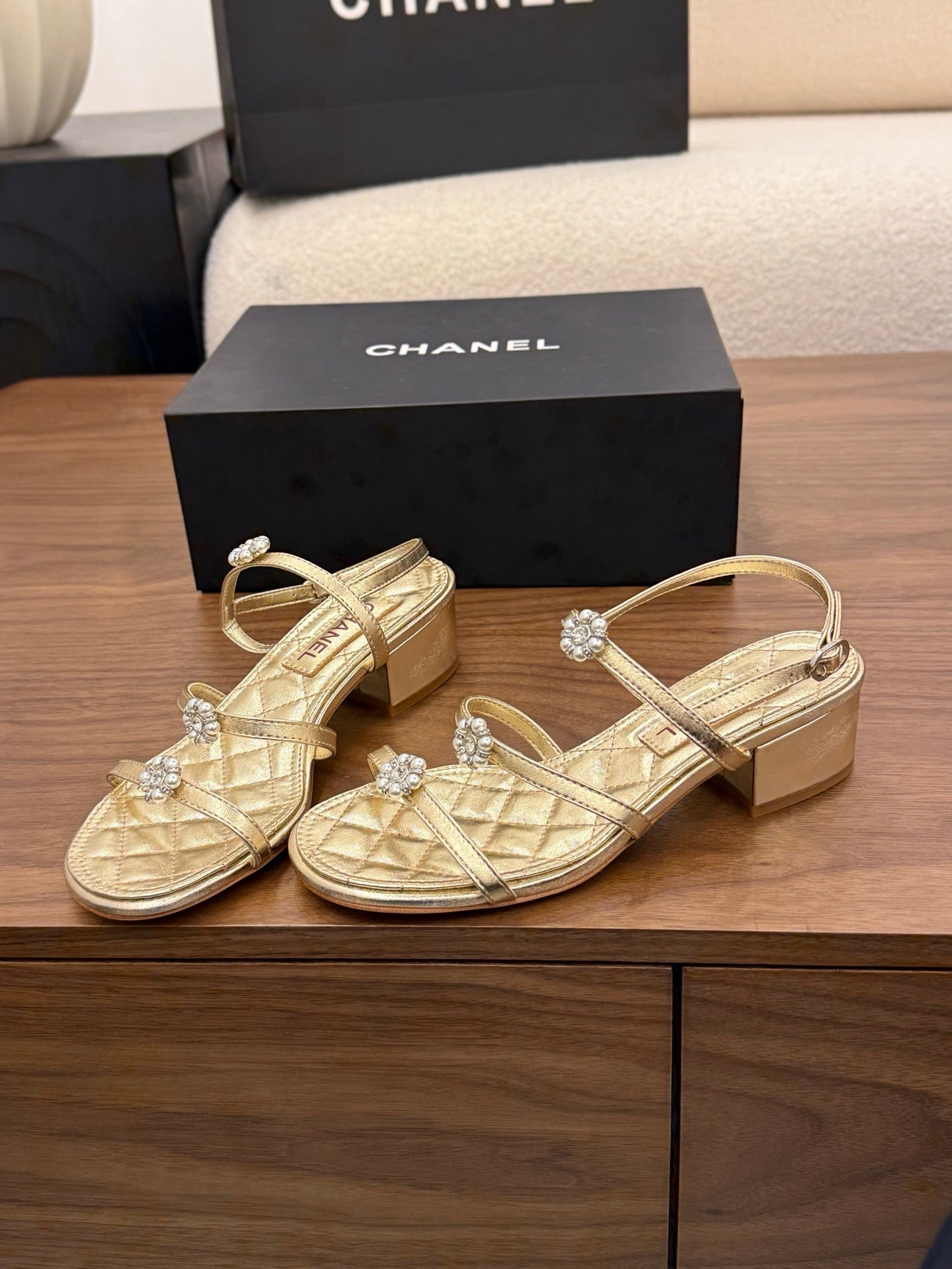 26SS NEU Goldene Kamelie Perlen-Sandalen (Absatzhöhe: 4,5 cm)