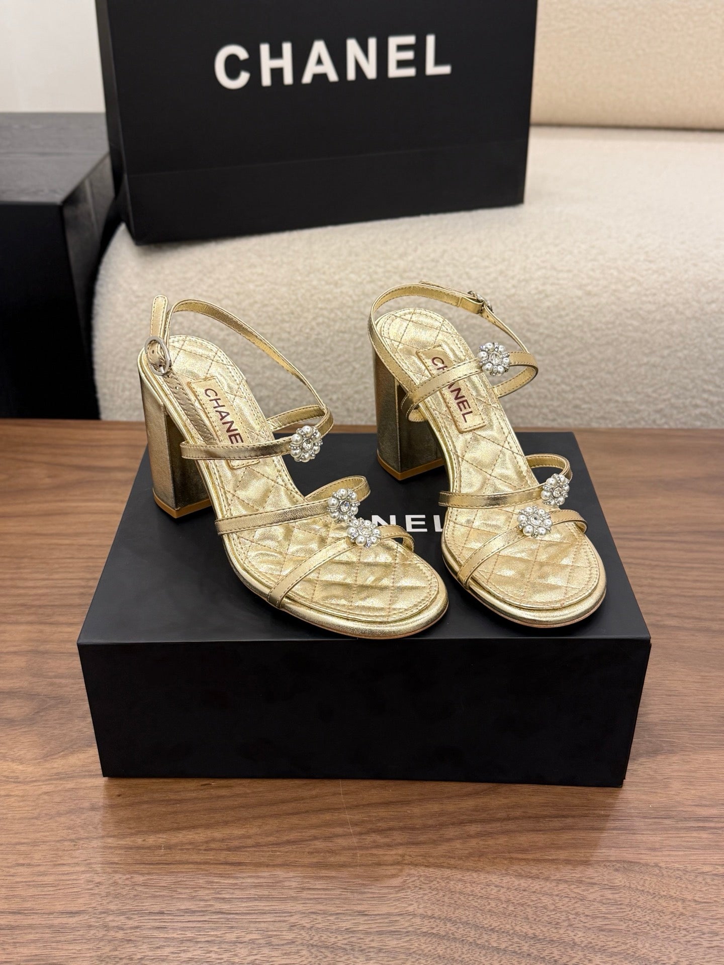 26SS NEU Goldene Kamelien-Perlen-Sandalen (Absatzhöhe: 9,5 cm)