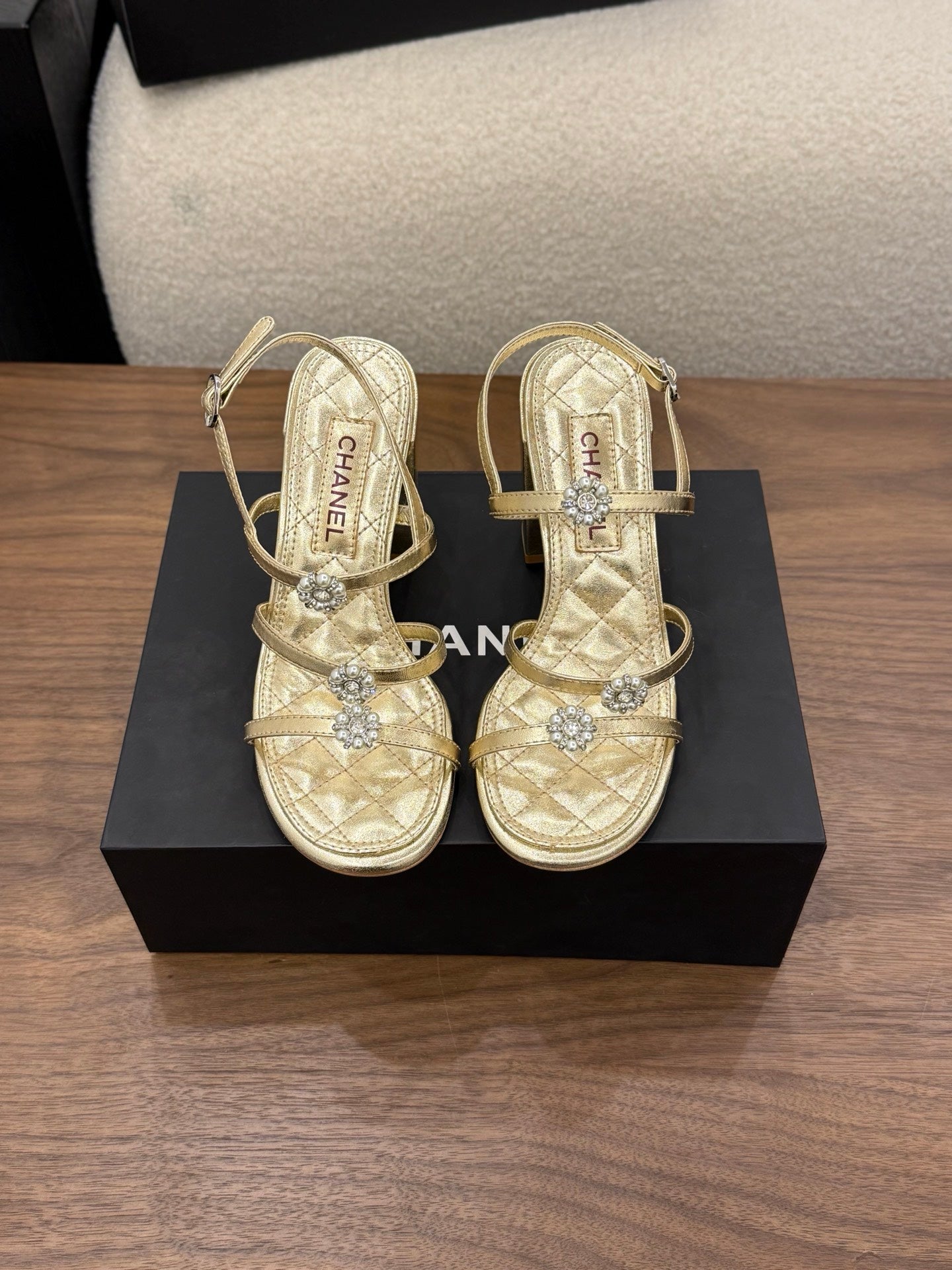 26SS NEU Goldene Kamelien-Perlen-Sandalen (Absatzhöhe: 9,5 cm)