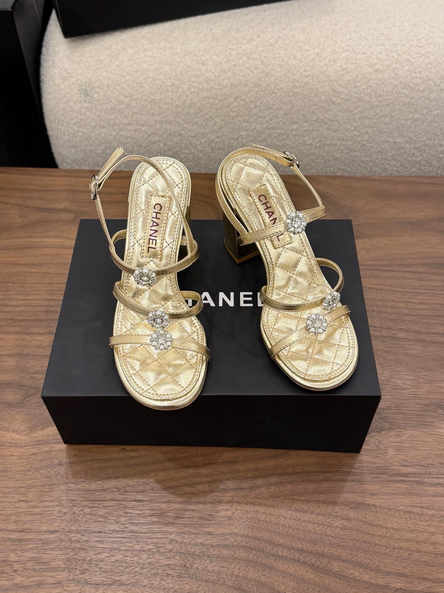 26SS NEU Goldene Kamelien-Perlen-Sandalen (Absatzhöhe: 9,5 cm)