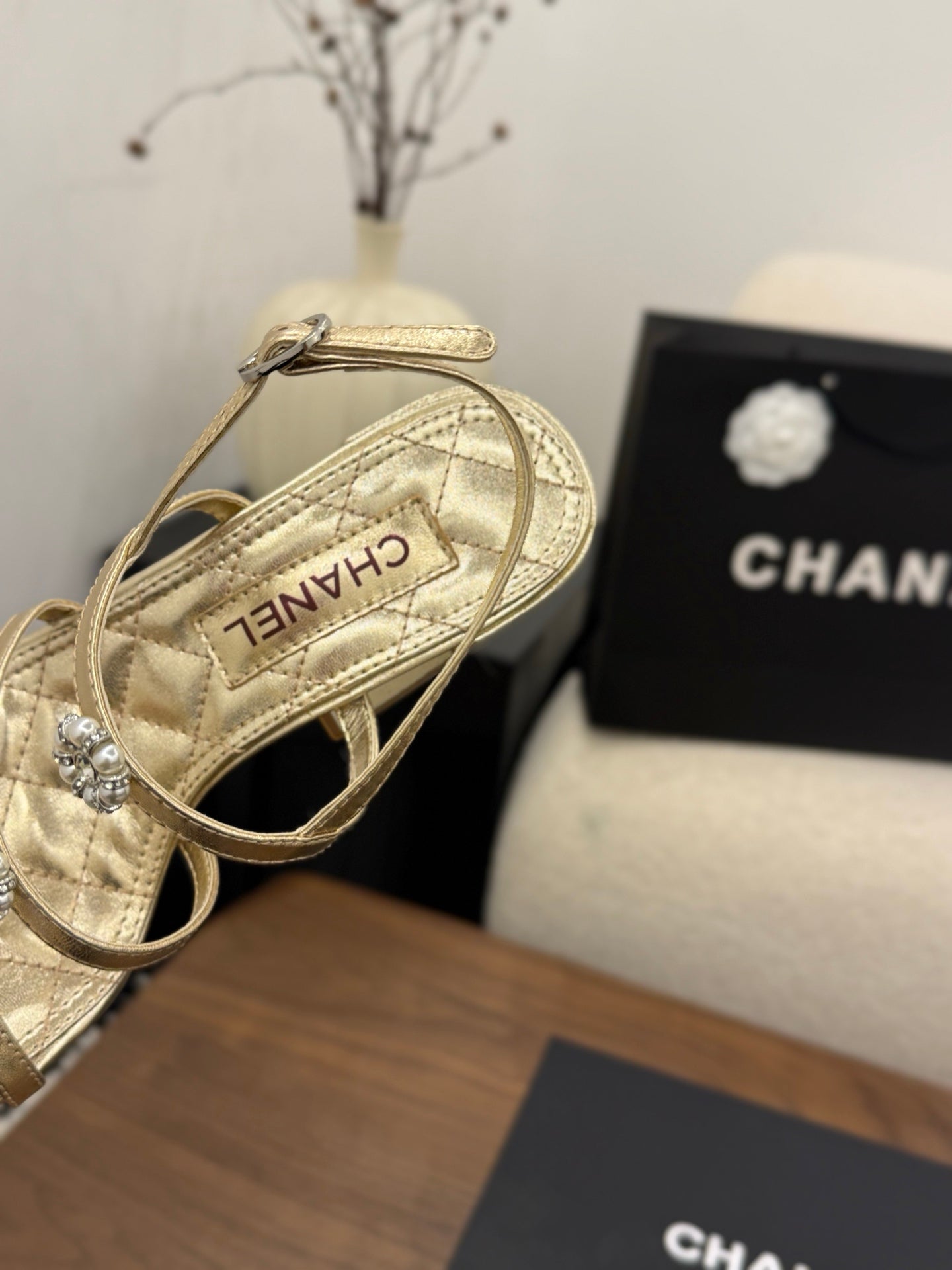 26SS NEU Goldene Kamelien-Perlen-Sandalen (Absatzhöhe: 9,5 cm)