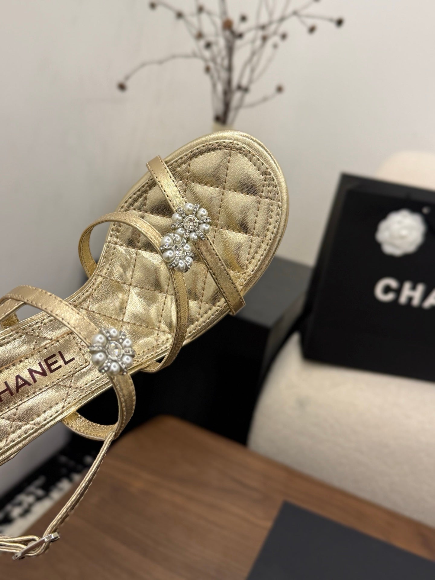 26SS NEU Goldene Kamelien-Perlen-Sandalen (Absatzhöhe: 9,5 cm)